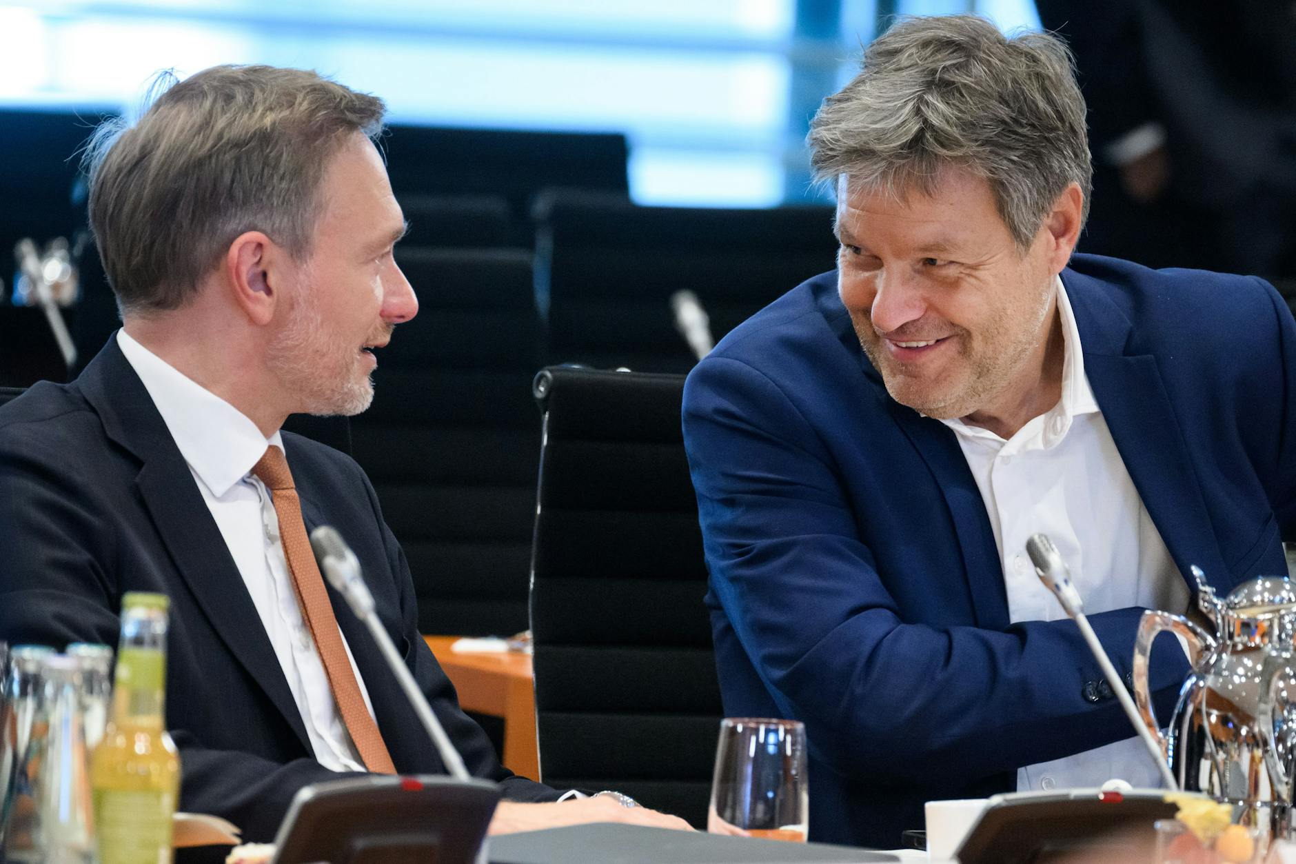 Christian Lindner (l, FDP), Bundesminister der Finanzen, und Robert Habeck (Bündnis 90/Die Grünen), Bundesminister für Wirtschaft und Klimaschutz, unterhalten sich im Bundeskanzleramt. 
