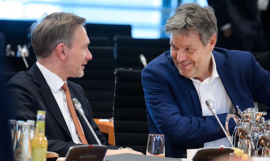 Christian Lindner (l, FDP), Bundesminister der Finanzen, und Robert Habeck (Bündnis 90/Die Grünen), Bundesminister für Wirtschaft und Klimaschutz, unterhalten sich im Bundeskanzleramt.&nbsp;