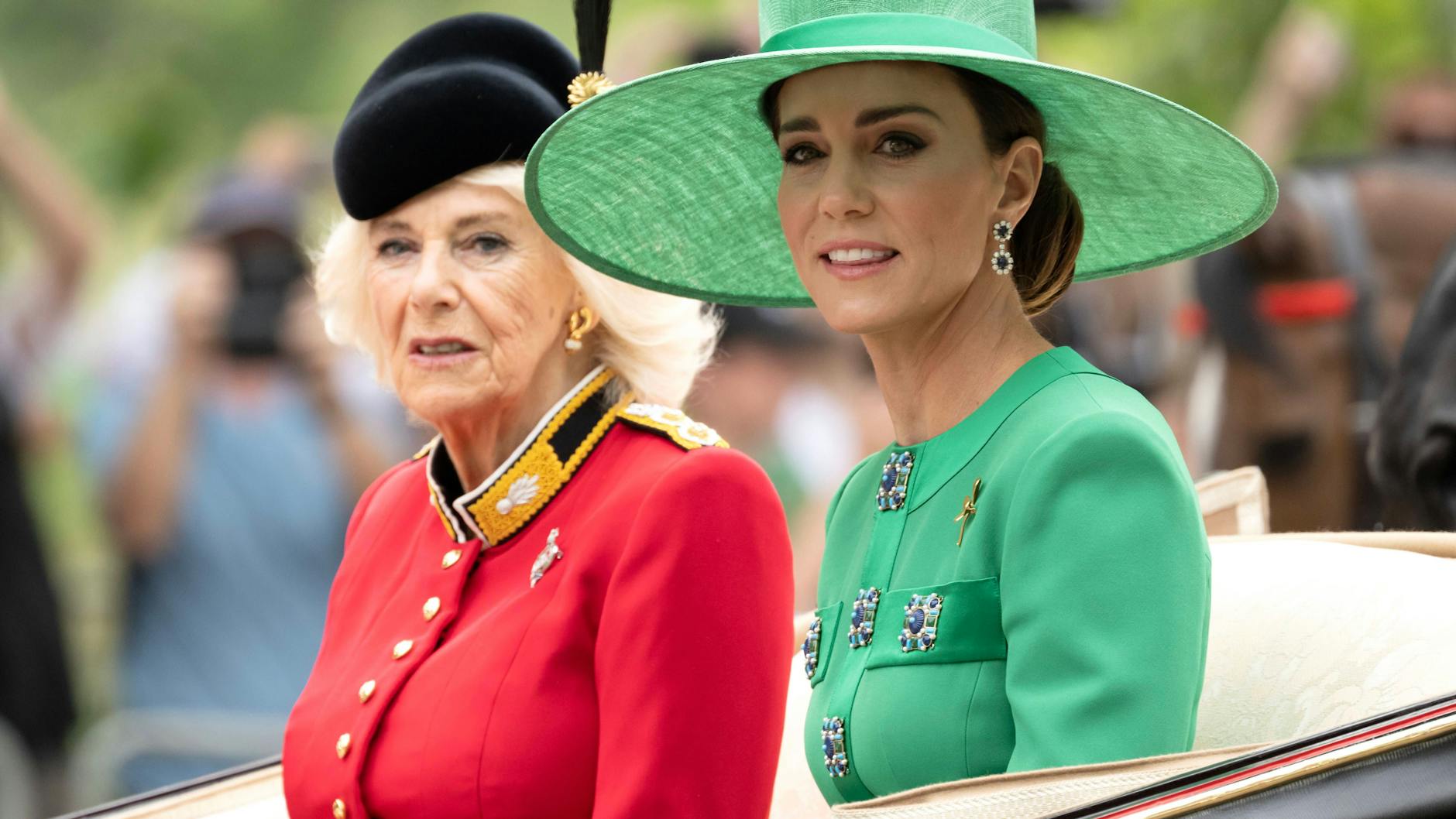 Queen Camilla (l.) und Prinzessin Catherine von Wales kamen in der Kutsche.