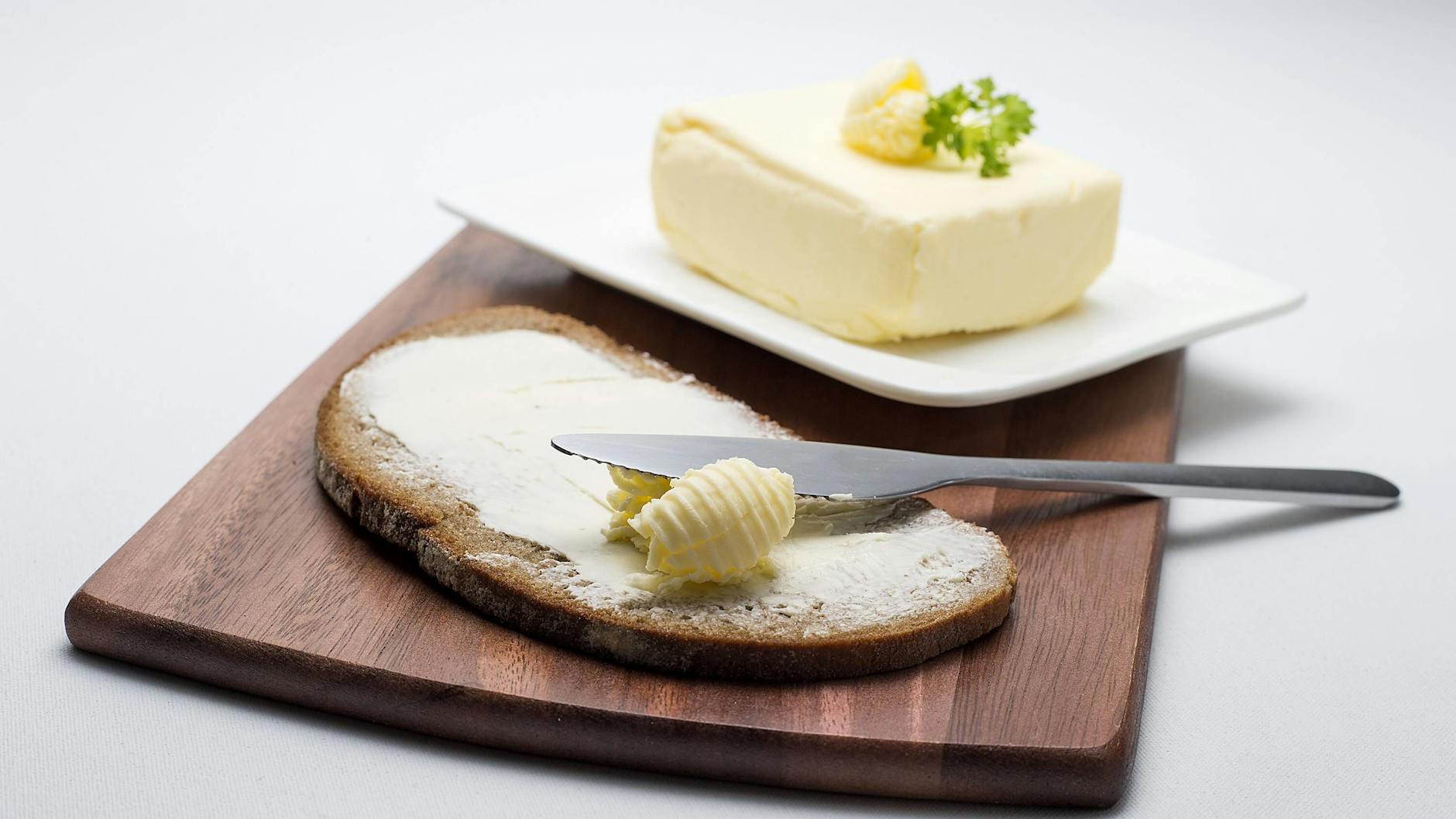 Einfach nur eine Scheibe frisches Brot mit Butter ist ein Gaumenschmaus.