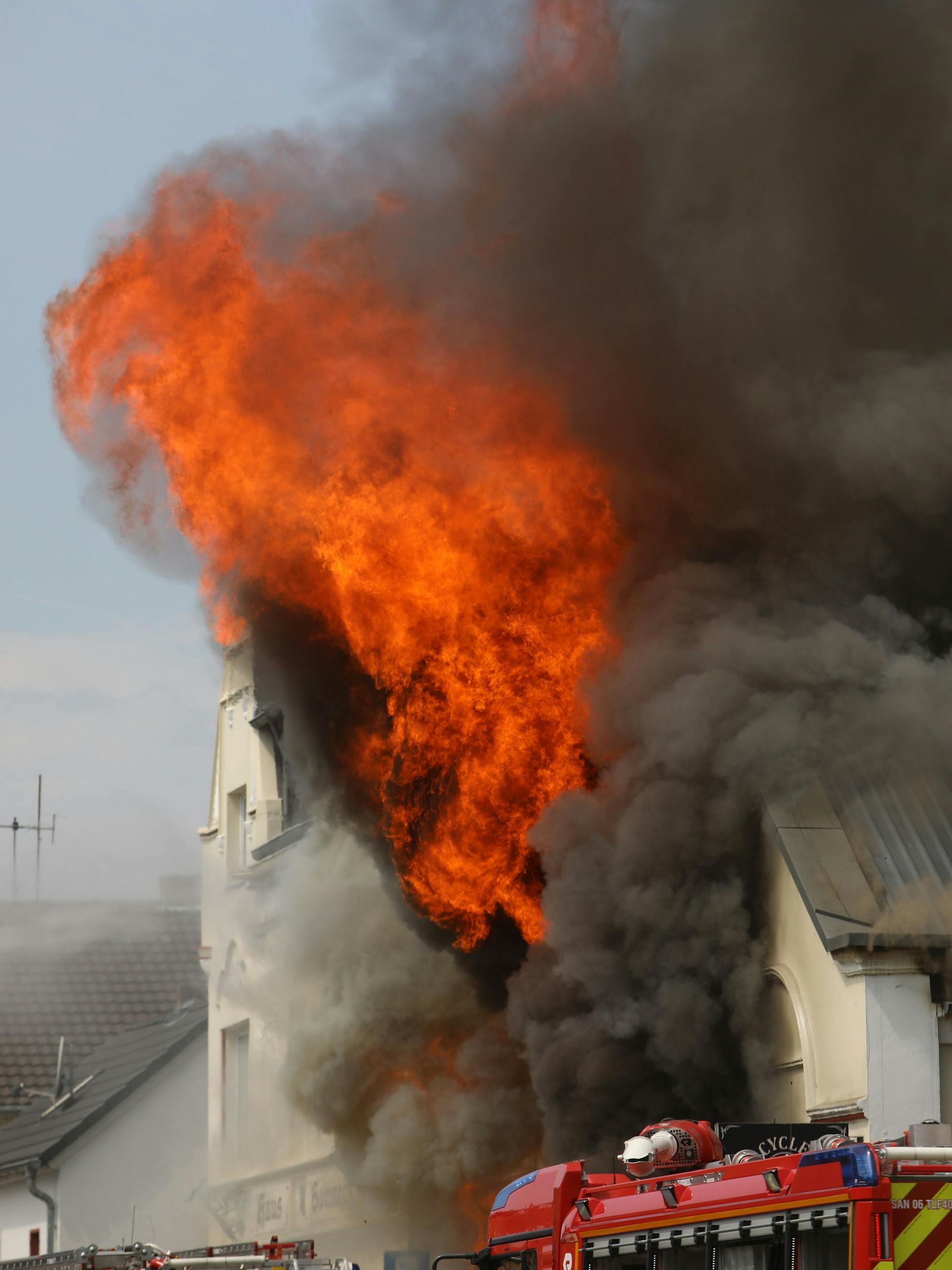 Riesige Flammen schlugen aus dem Haus.
