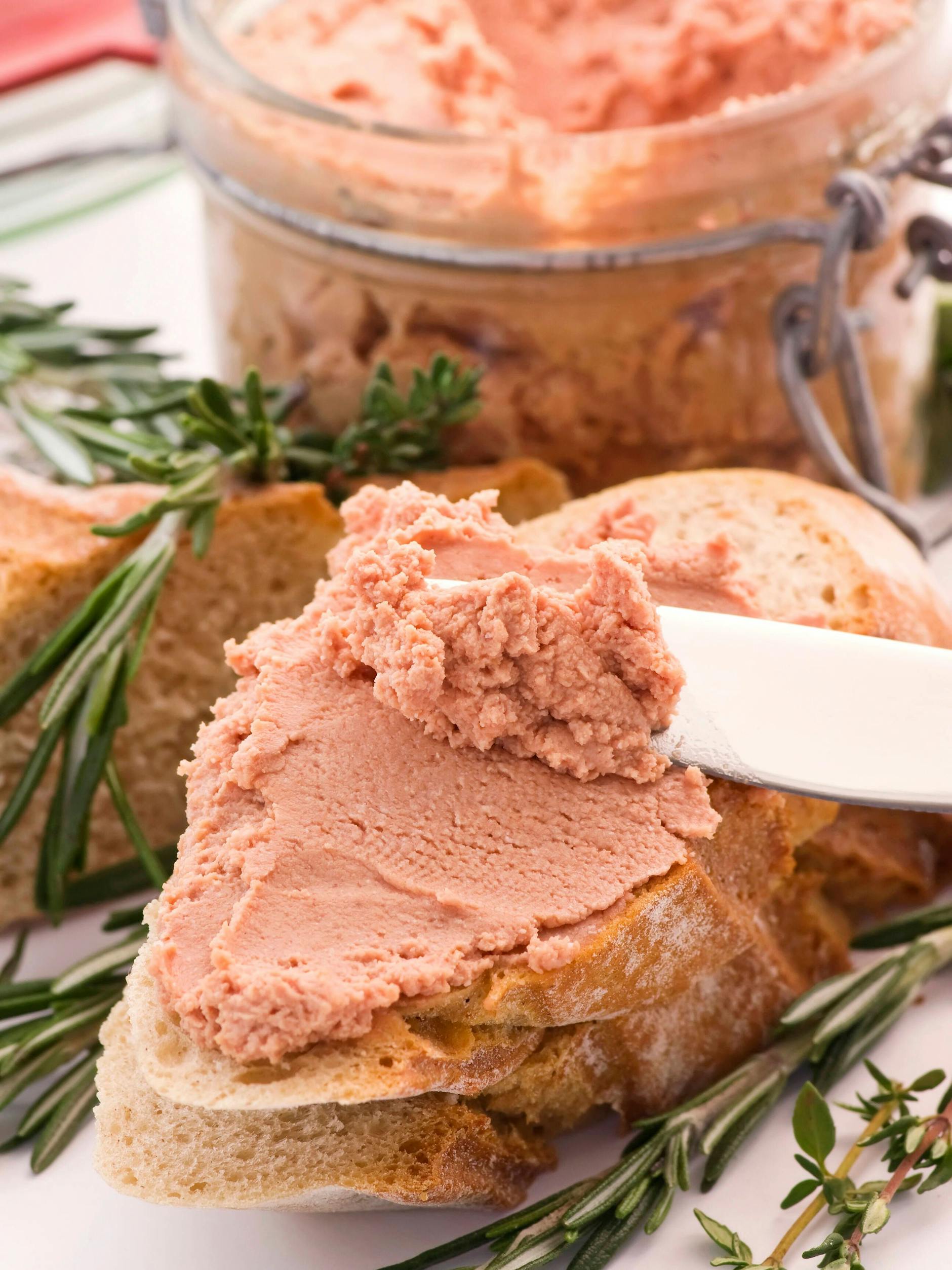 Leberwurstbrot mit frischen Kräutern, deftig und würzig, das macht satt zu Abend