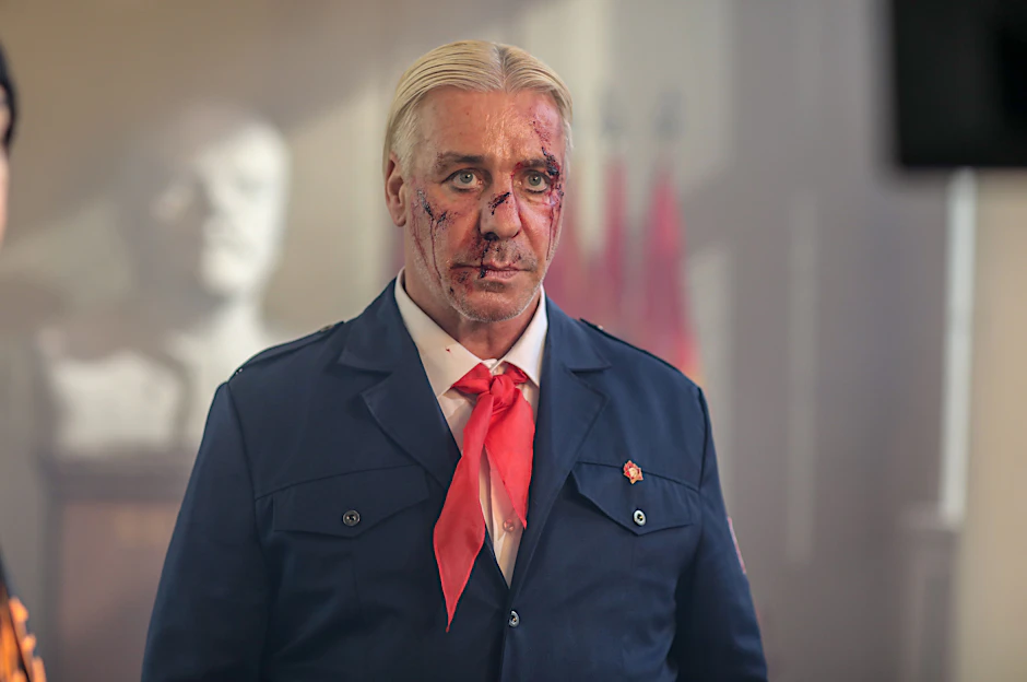 Rammstein-Sänger Till Lindemann in einer Szene aus dem Video zu "Ich hasse Kinder".