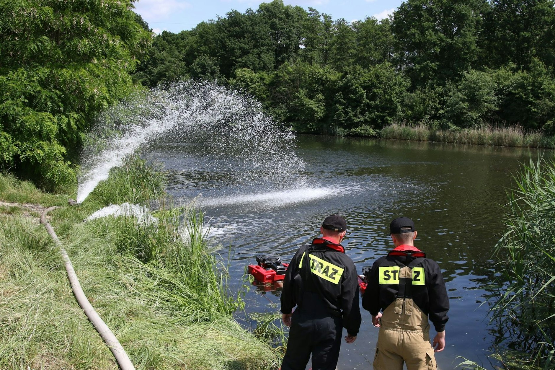 Feuerwehrleute pumpen Sauerstoff in den Gleiwitzer Kanal, um das Algenwachstum zu verhindern.&nbsp;