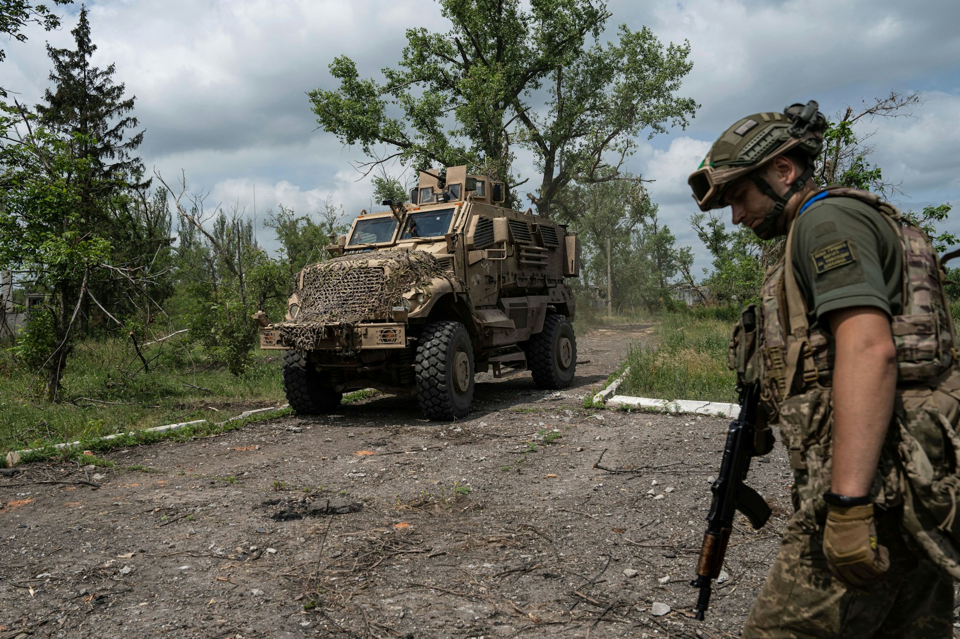 Ukraine, Blahodatne: Ein ukrainischer Soldat der 68. Oleksa-Dovbush-Jagdbrigade patrouilliert auf einer Straße in dem kürzlich zurückeroberten Dorf.