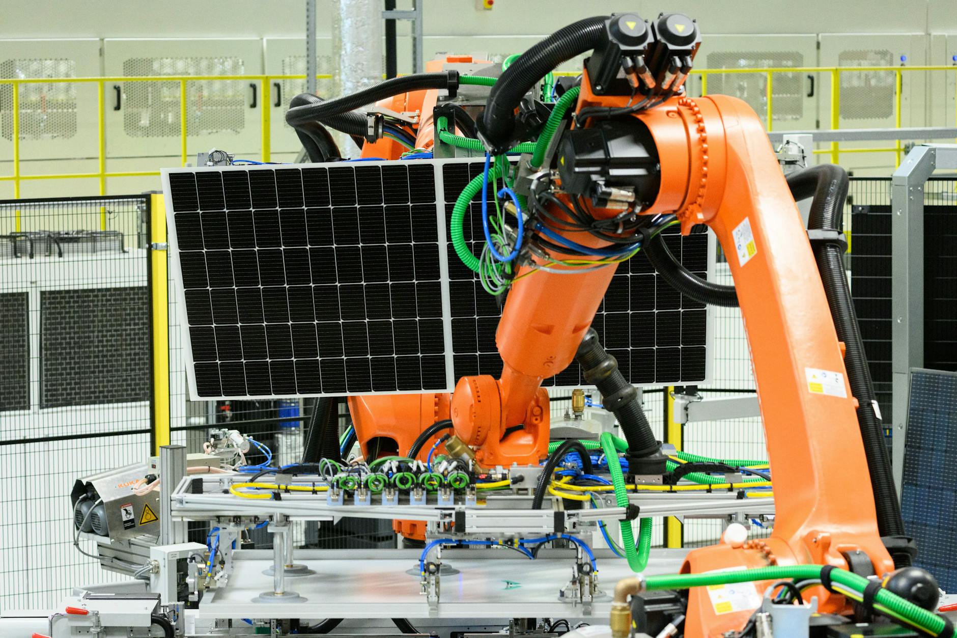 Bei der Firma Solarwatt in Dresden greift sich ein Roboter ein Photovoltaik-Modul. Das Unternehmen verbindet Strom- und Wärmeherstellung mit der Speicherung.