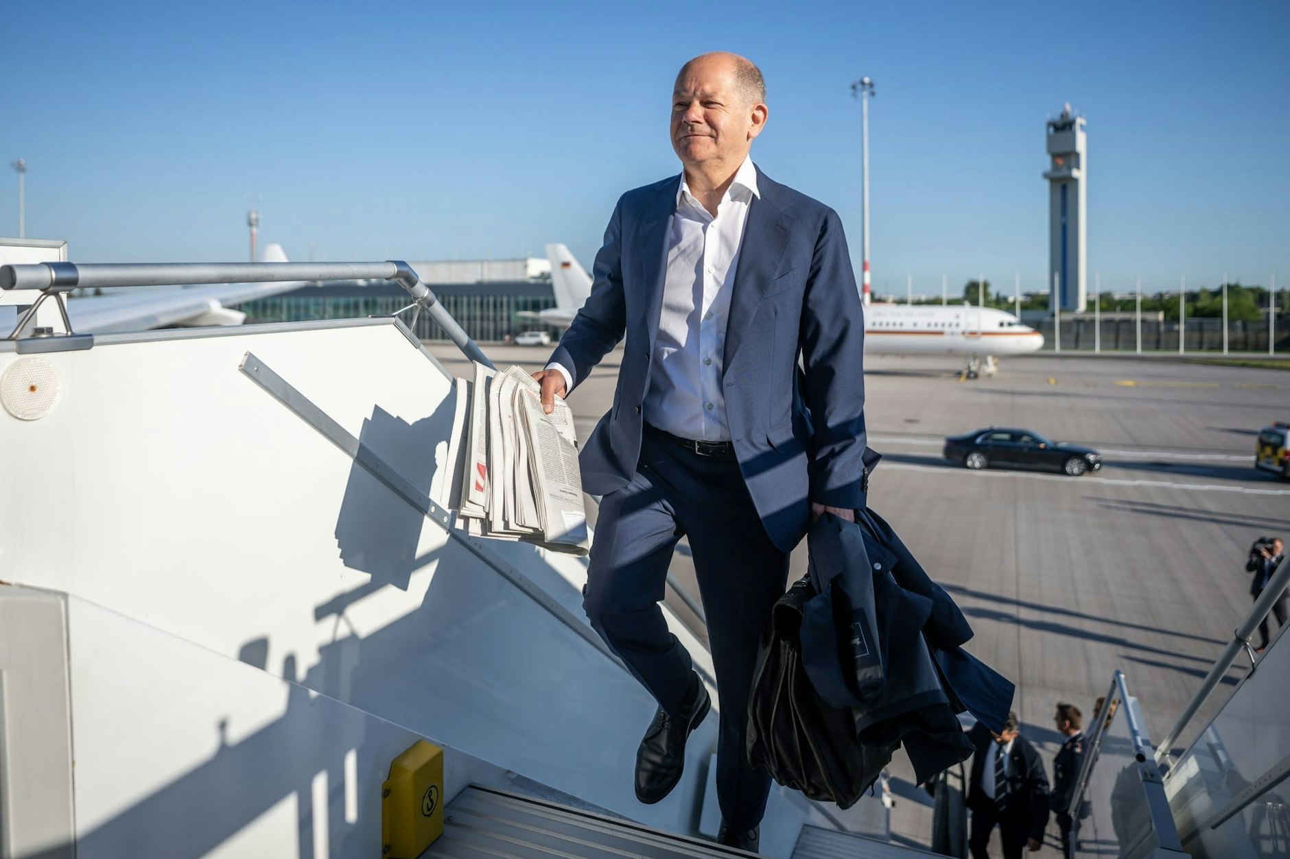 Noch häufiger unterwegs als die Bundestagsabgeordneten ist der Kanzler. Hier steigt er am ersten Tag seiner Balkan-Reise ins Flugzeug.