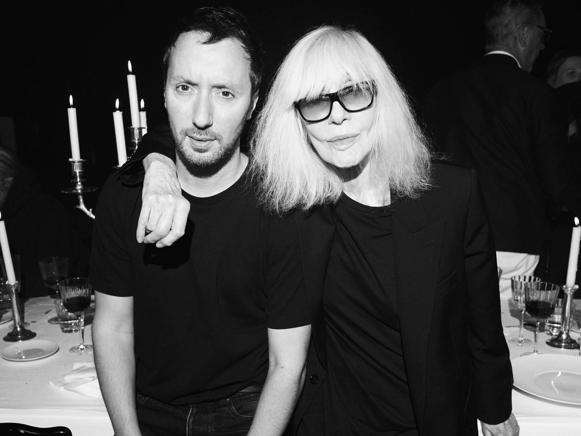 Modemacher Anthony Vaccarello und Muse Betty Catroux nach der Berliner Saint-Laurent-Show im Kraftwerk. 