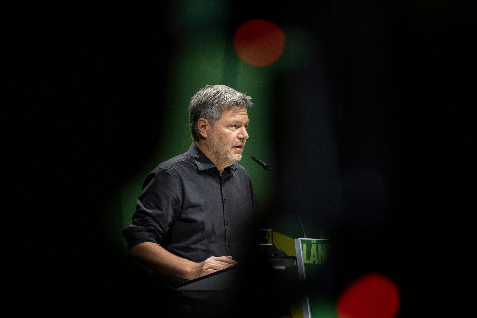 Warum spricht Wirtschaftsminister Robert Habeck (Die Grünen) mit den Ministerpräsidenten der Länder über Netzentgelte, wenn die Entscheidungsmacht der Bundesnetzagentur übertragen werden soll?