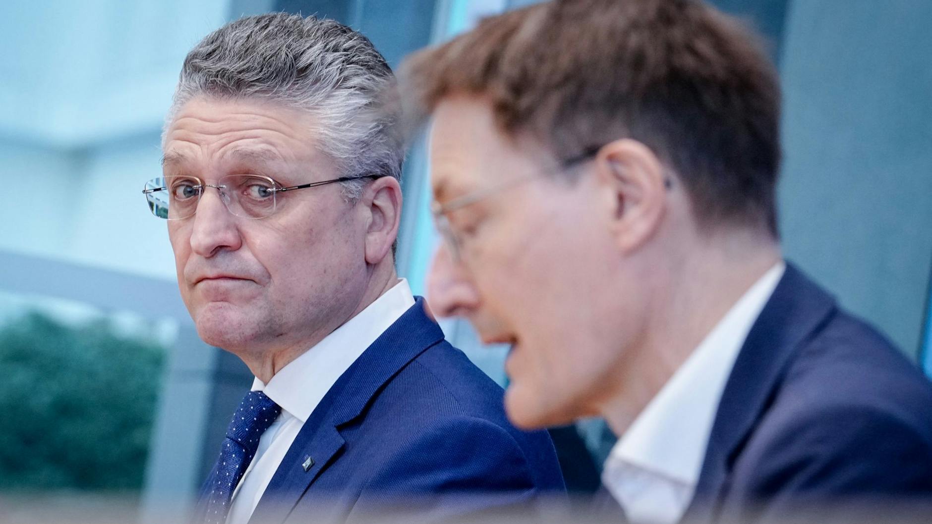 An der Seite des neuen Gesundheitsministers Karl Lauterbach (SPD) wirkt Lothar Wieler Anfang 2022 skeptisch. Ihr Verhältnis war nicht ungetrübt.