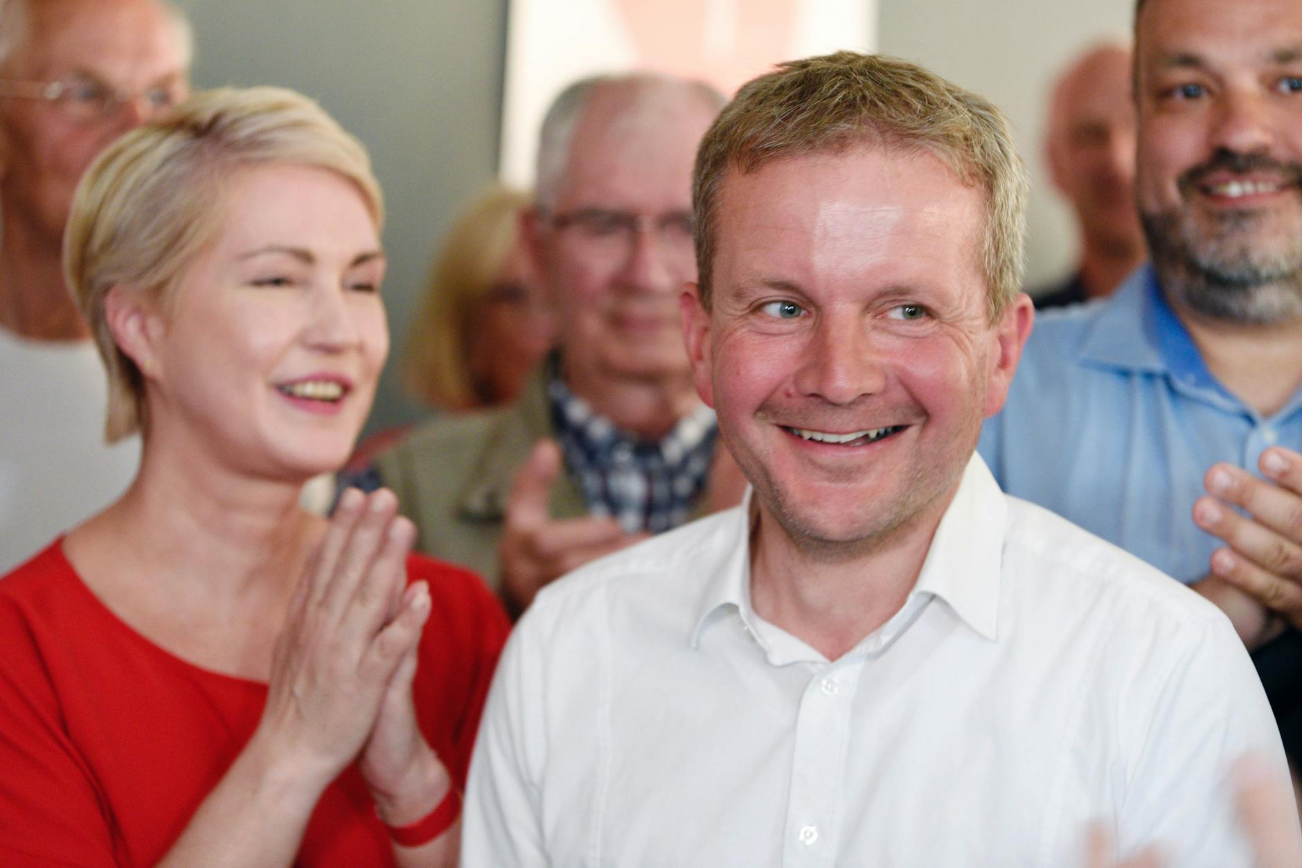 Rico Badenschier und Manuela Schwesig, Ministerpräsidentin von Mecklenburg-Vorpommern, bei der Bekanntgabe des vorläufigen Wahlergebnisses in Schwerin. 