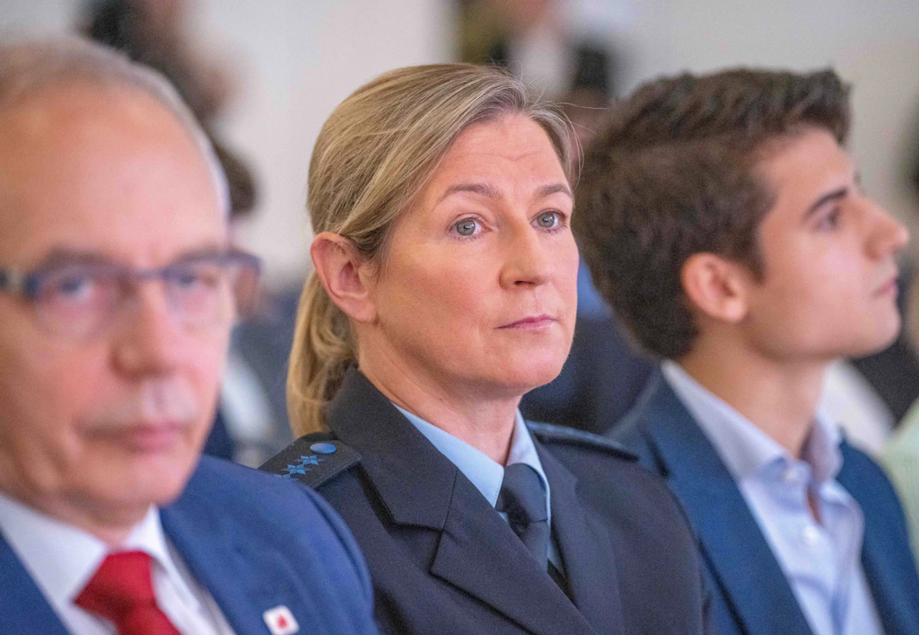 CDU-Konvent: Claudia Pechstein tritt in Polizeiuniform auf – und fordert Abschiebungen