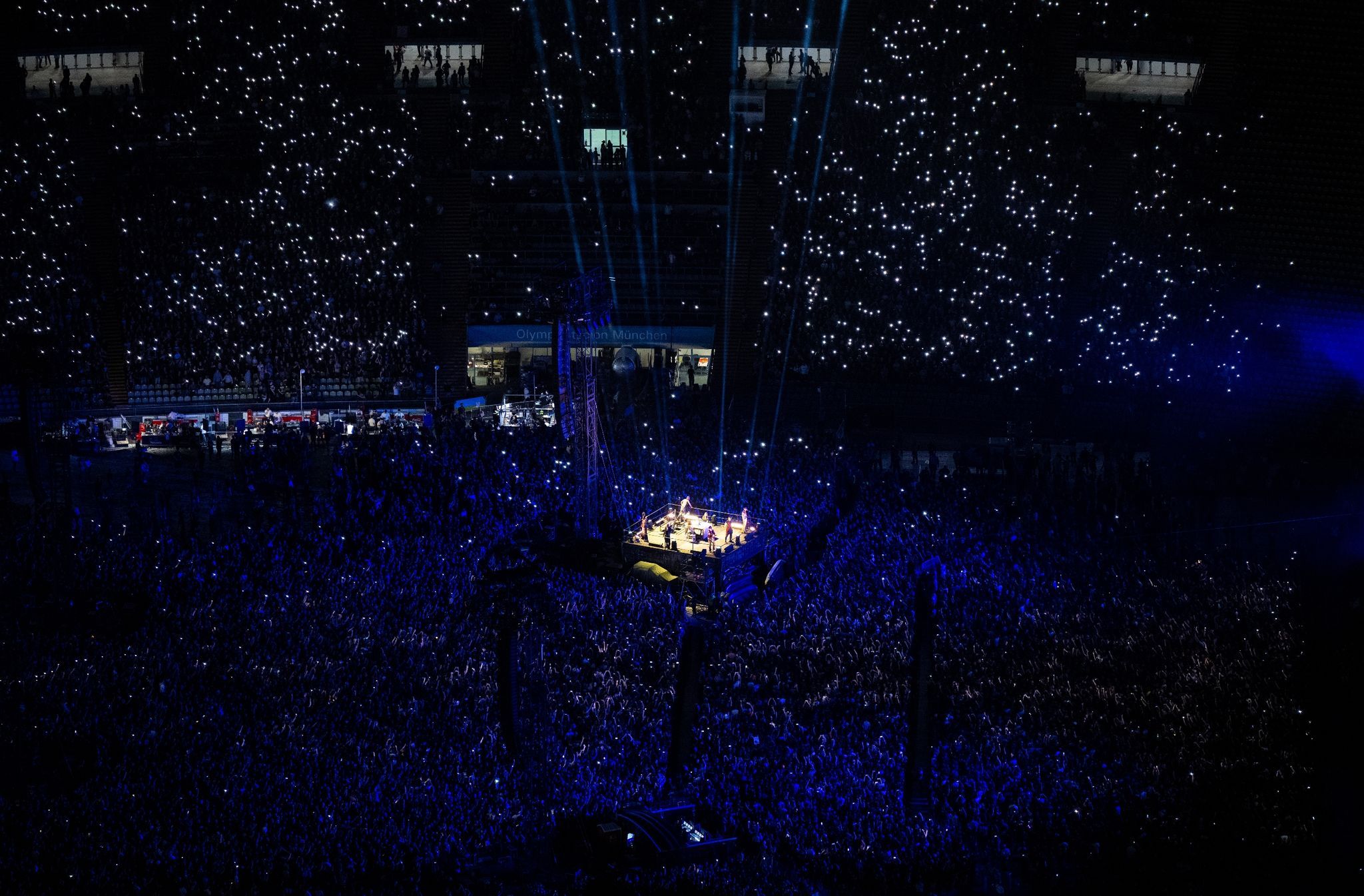 Volles Stadion trotz Protests: Rammstein in Deutschland