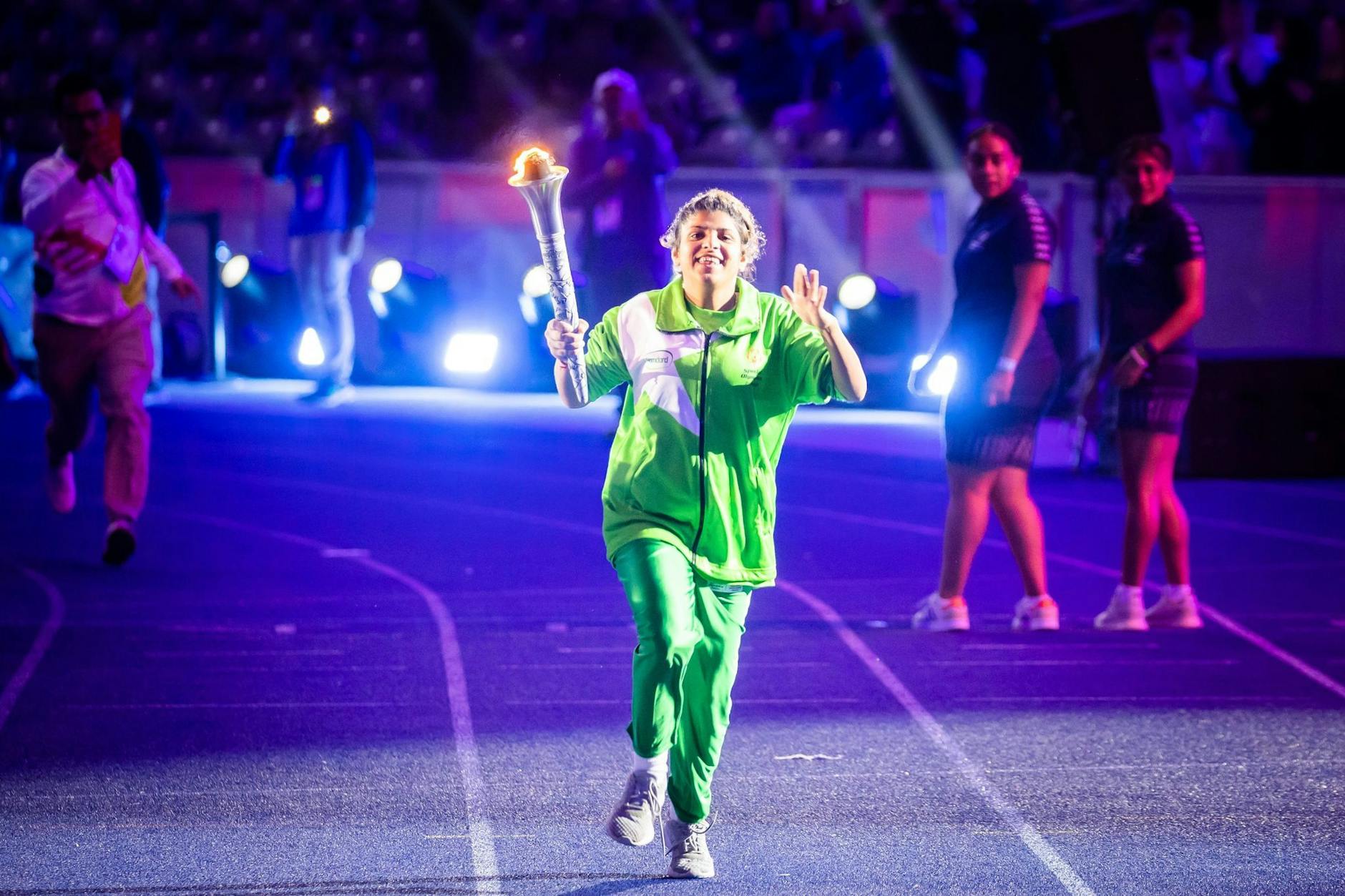 Von den Emotionen getragen: Eine Athletin aus Pakistan wollte die Fackel gar nicht mehr hergeben.