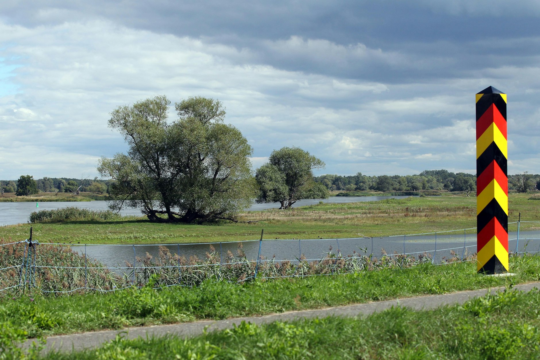 Grenzfluss Oder: Vergangene Woche wurden in Polen 450 Kilo tote Fische in Seitenarmen der Oder gefunden. In Deutschland sind die Probleme noch nicht angekommen.