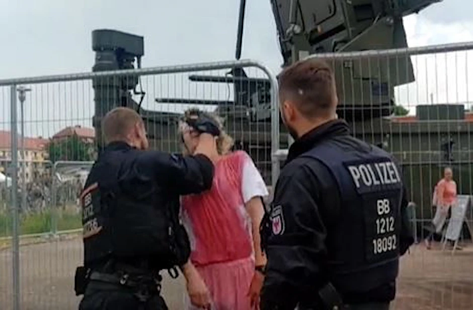 Ein Polizist greift dem Demonstranten unvermittelt ins Gesicht und bringt ihn zu Boden.&nbsp;