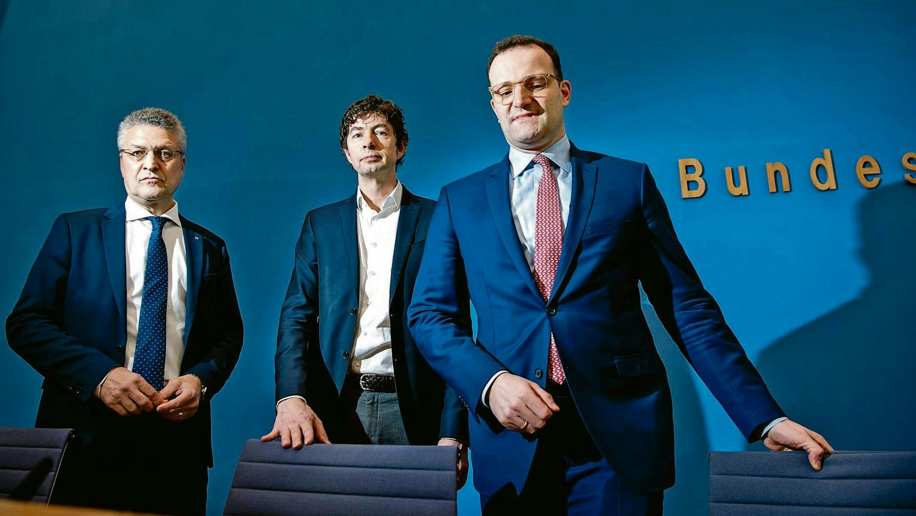 Seit Beginn der Corona-Pandemie häufig beim Erklären dabei: Lothar Wieler als RKI-Chef (L) dem Charité-Virologen Christian Drosten und dem damaligen Bundesgesundheitsminister Jens Spahn (CDU),