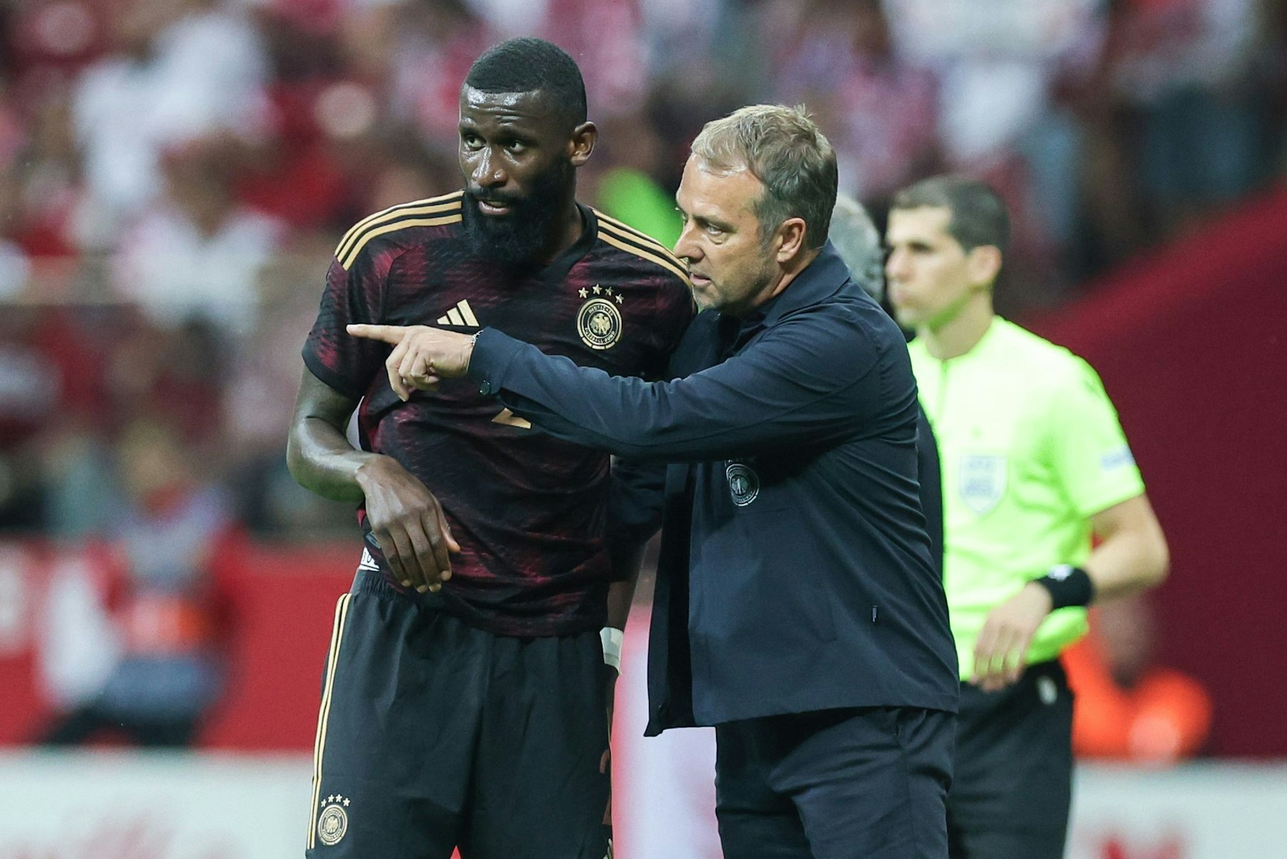 Bundestrainer Hansi Flick (r) gibt Deutschlands Antonio Rüdiger taktische Anweisungen.  