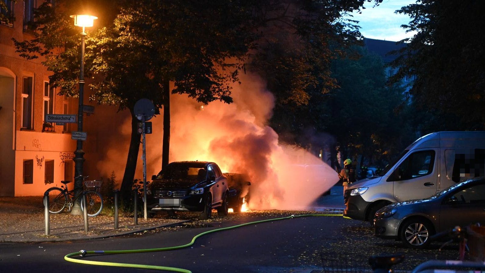 Am Zionskirchplatz in Mitte brannten zwei Autos.