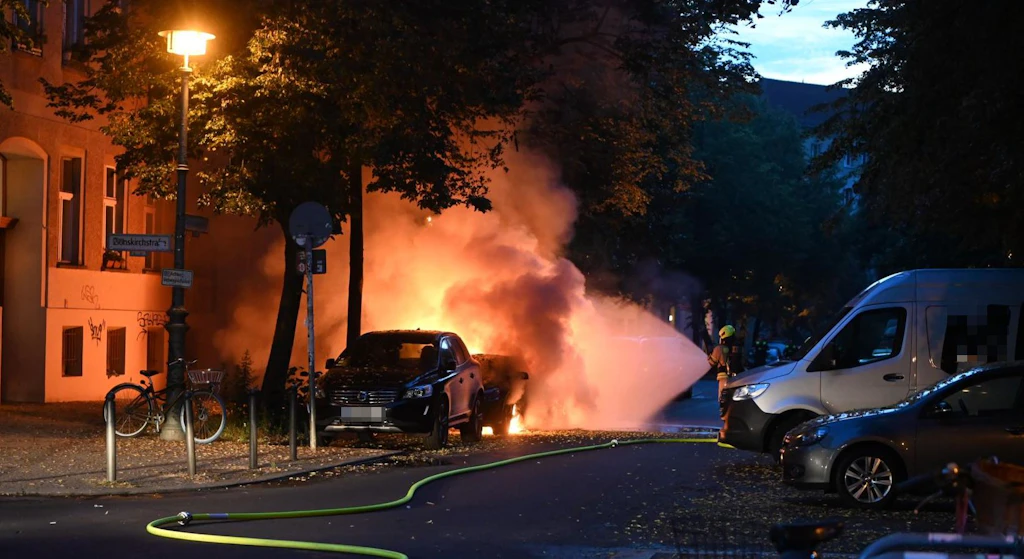 Polizei-Ticker Berlin: Zwei Autos am Zionskirchplatz ausgebrannt ++ 21-Jähriger donnert über sechs rote Ampeln ++
