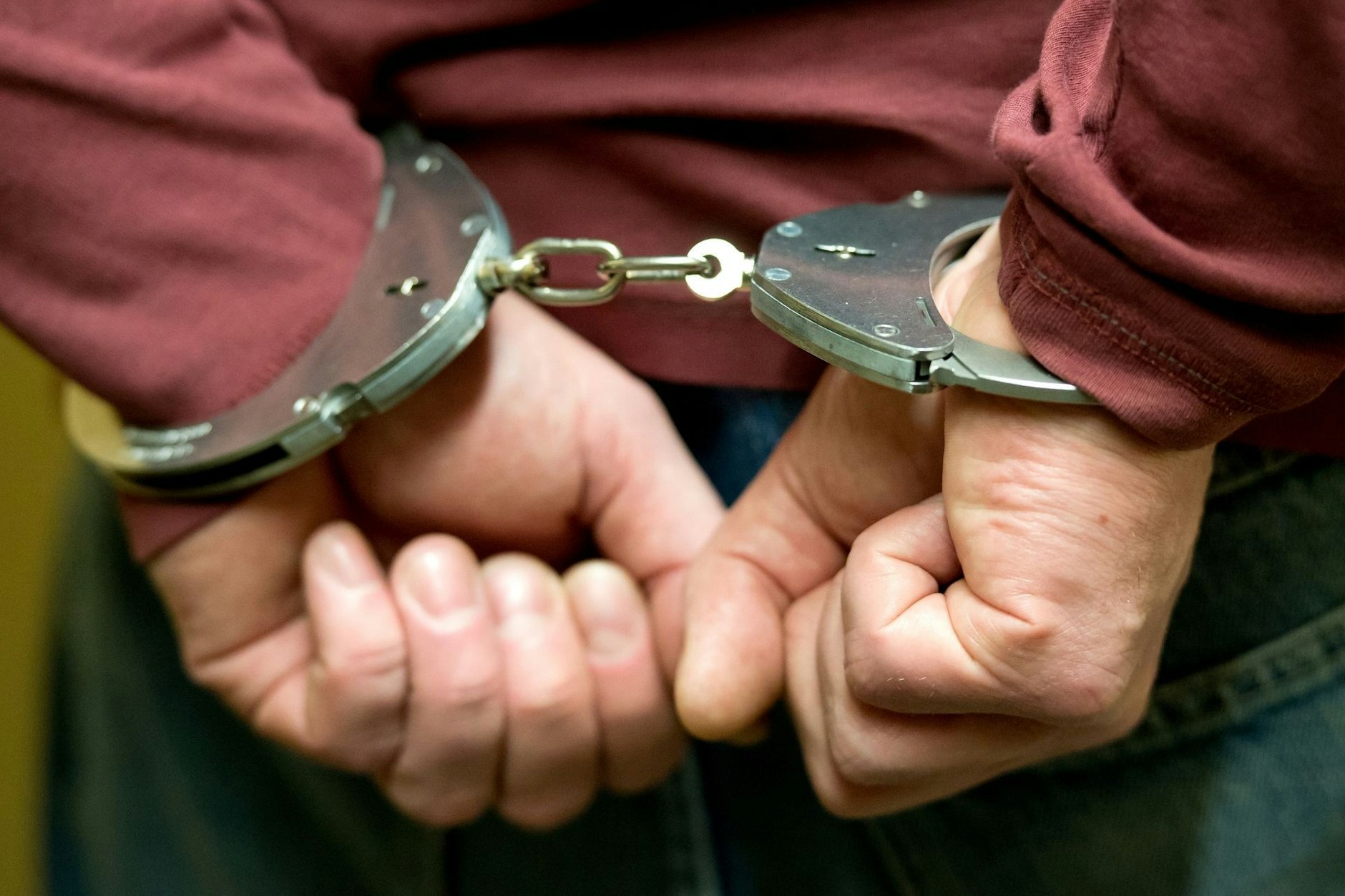 Ein unbescholtener Mann wurde wegen der falschen Anschuldigung eines schwer Verliebten zehn Stunden von der Polizei festgesetzt.