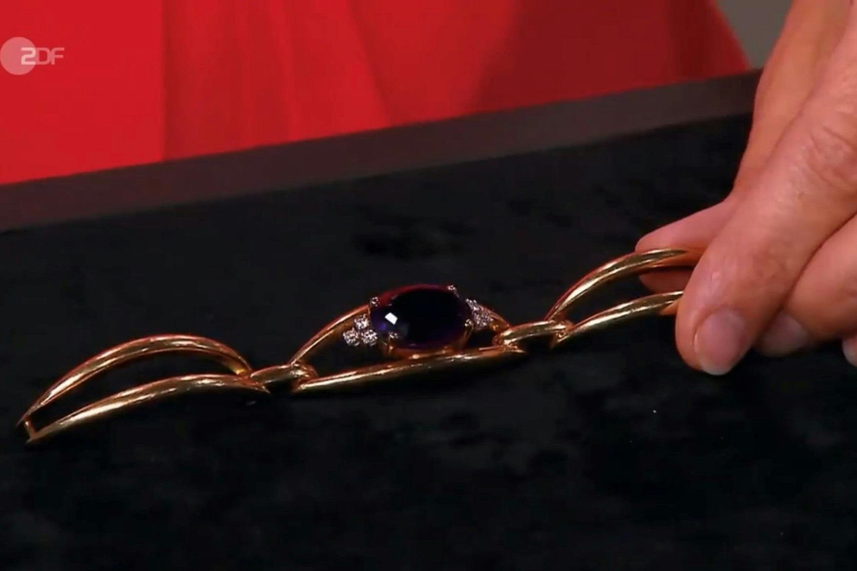 Bei „Bares für Rares“ steht dieser Armreif zum Verkauf.