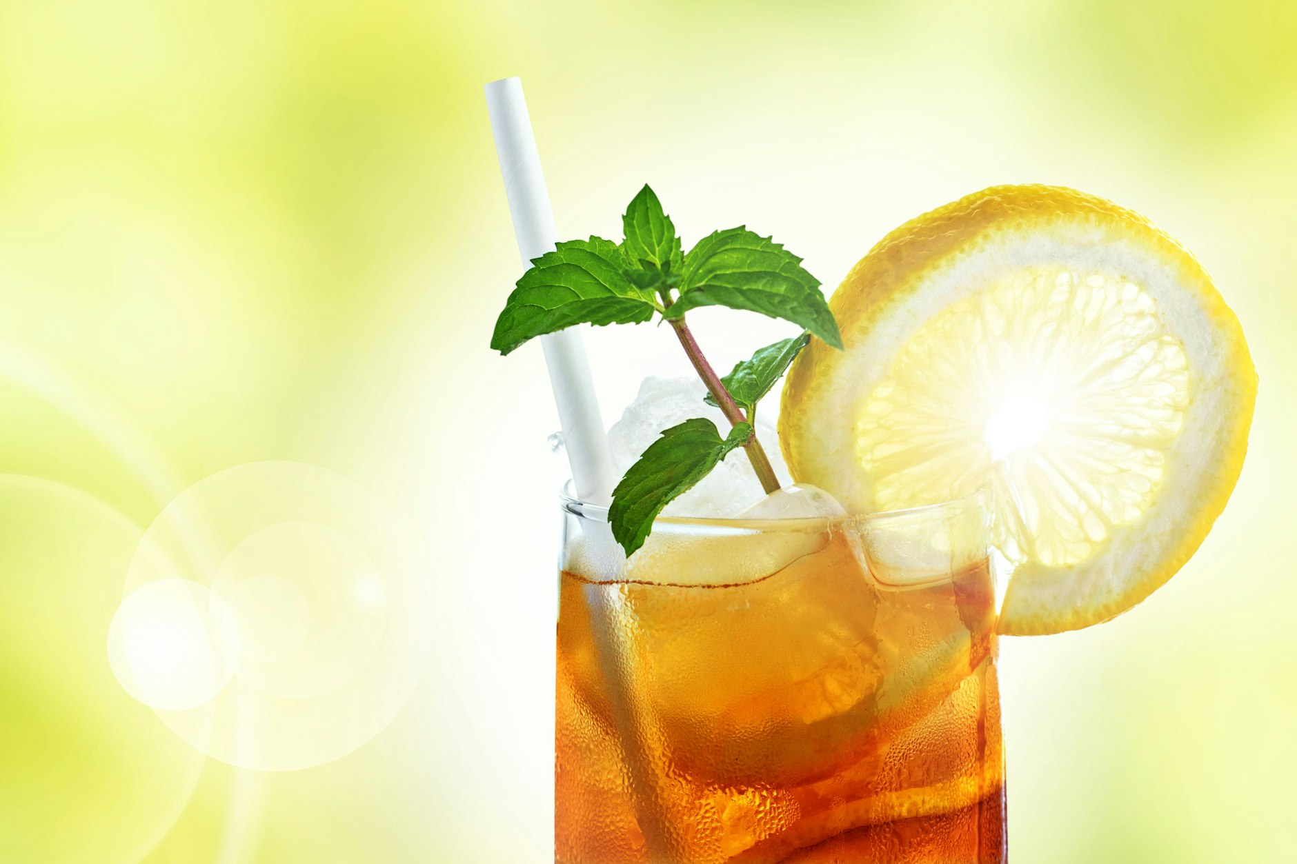 Der leckere Eistee ohne Schwarztee erfrischt an heißen Sommertagen.