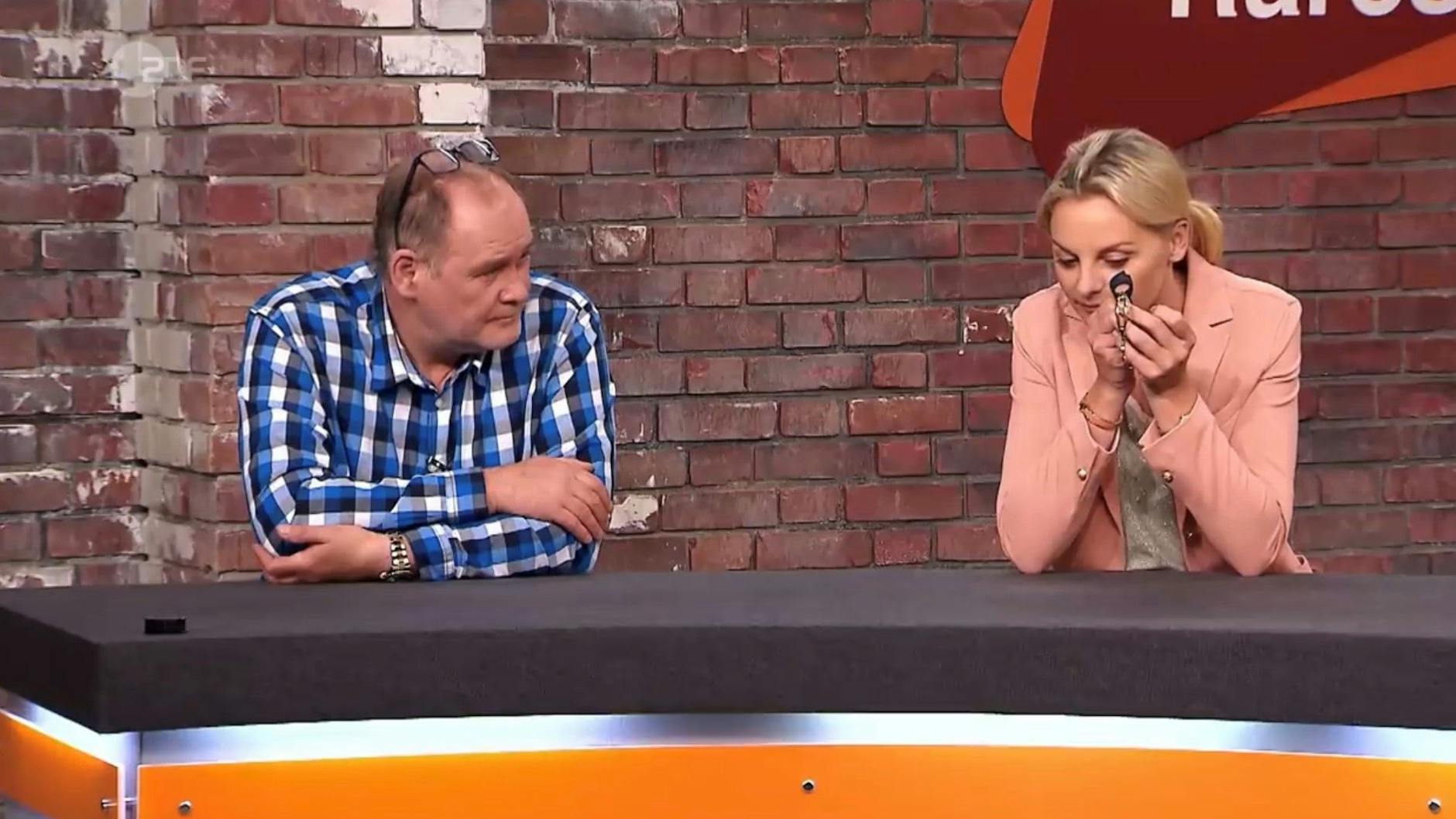 „Bares für Rares“-Händlerin Susanne Steiger nimmt den Armreif genau unter die Lupe.