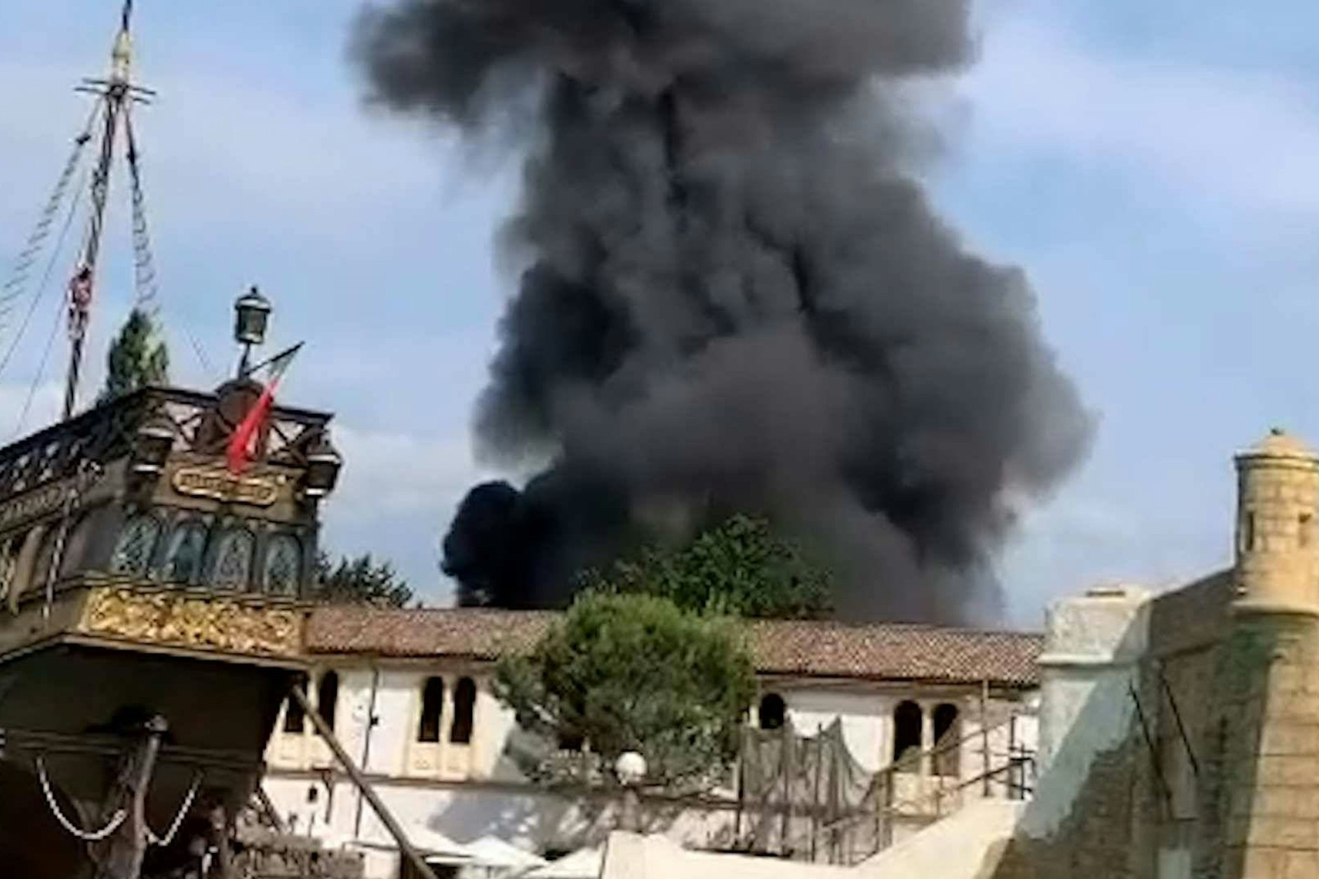 Die riesige Rauchsäule über dem Europa-Park ist kilometerweit zu sehen.&nbsp;