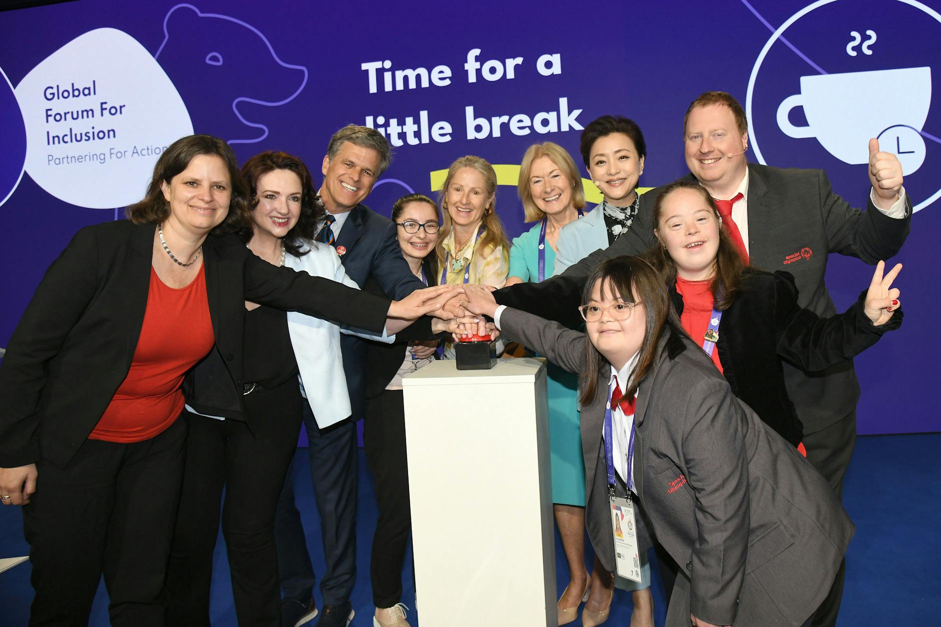Mit einem gemeinsamen Druck auf den Button wurde die „Berliner Erklärung“ bei den Weltspielen der Special Olympics am Sonntag veröffentlicht.