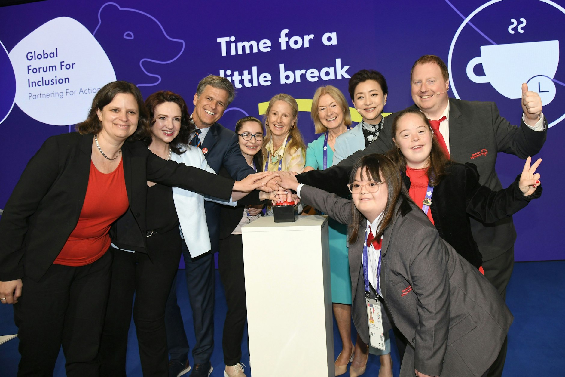 Mit einem gemeinsamen Druck auf den Button wurde die „Berliner Erklärung“ bei den Weltspielen der Special Olympics am Sonntag veröffentlicht.