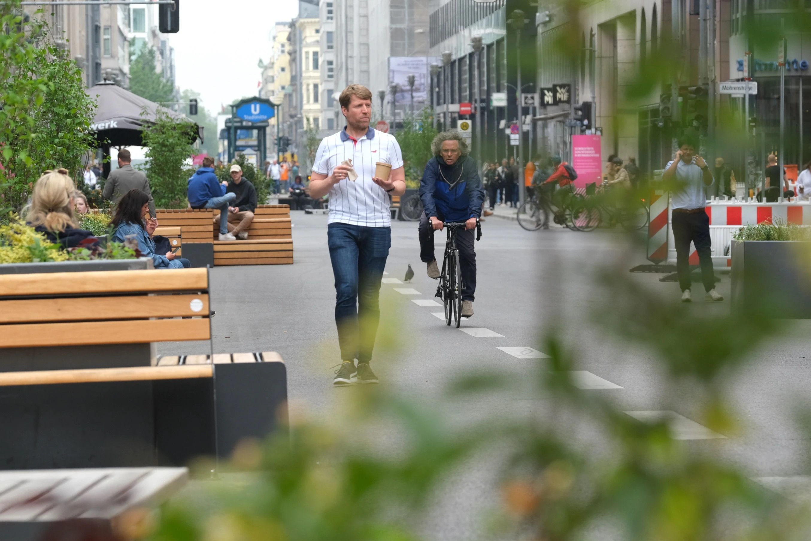 Bäume und Grün auf der Friedrichstraße. Auf dem autofreien Abschnitt zwischen der Leipziger und der Französischen Straße wurden Pflanzkübel und Sitzbänke aufgestellt. Im Juni 2023 wurden sie wieder abgeräumt.