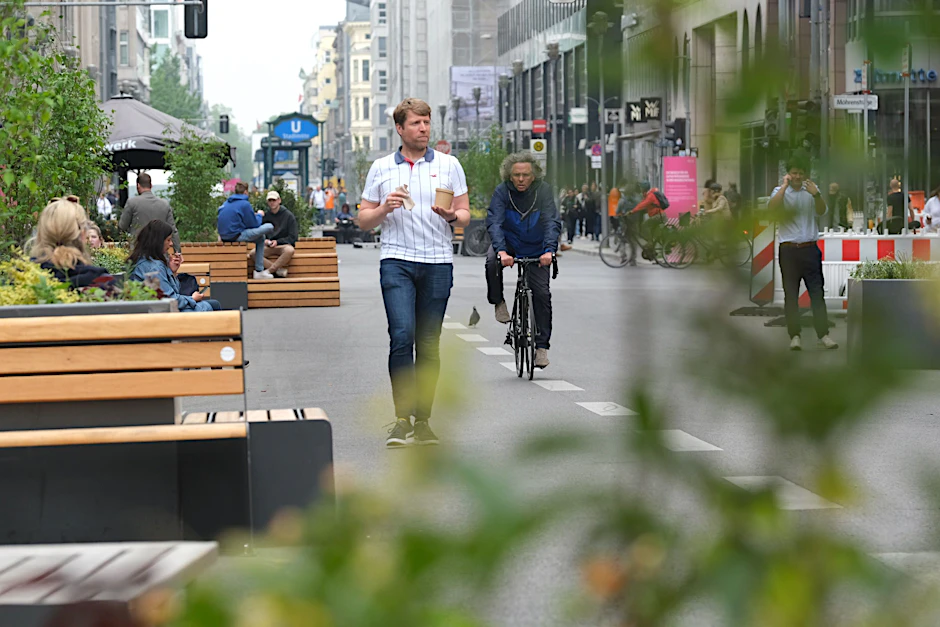 Bisher gab es keine Bäume und kein Grün. Auf dem autofreien Abschnitt zwischen der Leipziger und der Französischen Straße wurden Pflanzkübel aufgestellt. Auch sie werden bald verschwinden.