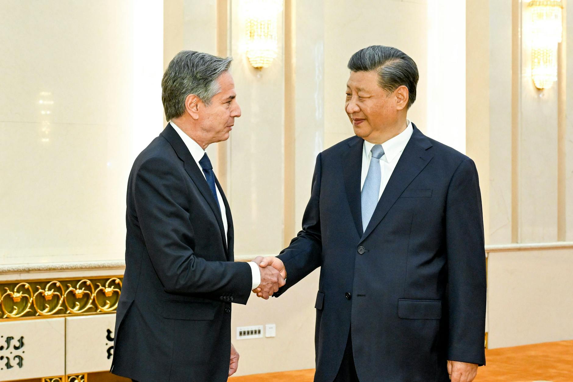 Chinas Präsident Xi Jinping (r.) mit dem Außenminister der USA Antony Blinken am 19. Juni in Peking