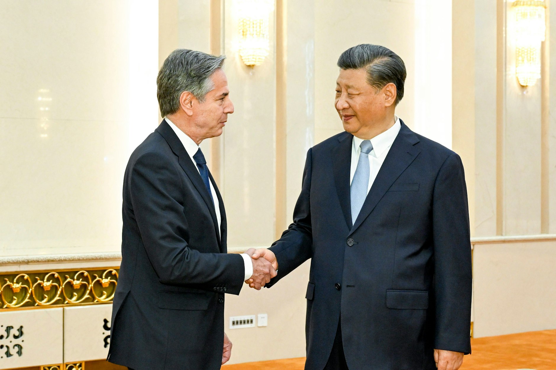 Chinas Präsident Xi Jinping (r.) mit dem Außenminister der USA Antony Blinken am 19. Juni in Peking