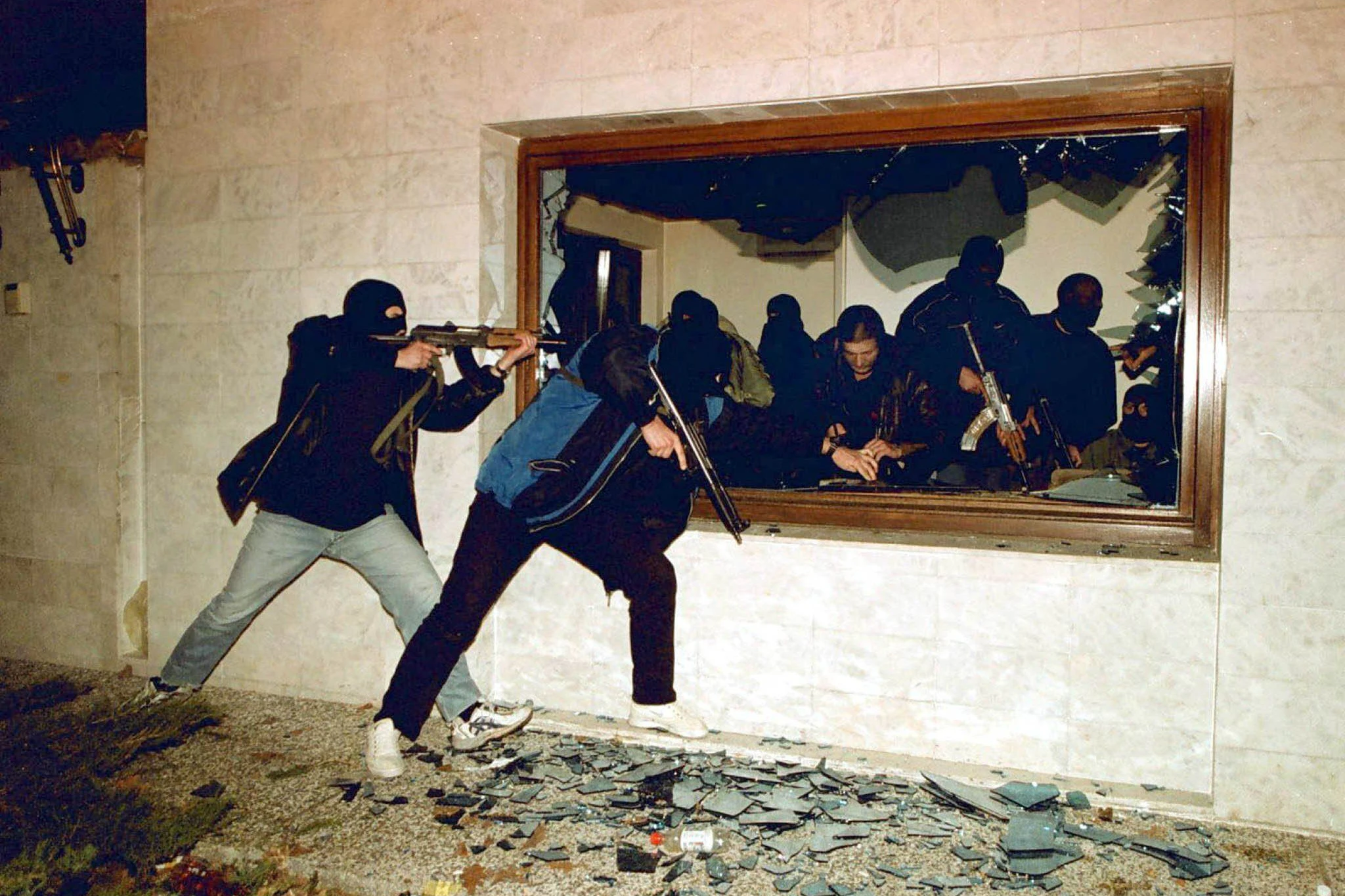 Bewaffnete und maskierte Sonderpolizisten stürmen am frühen Samstag, den 31. März 2001, die Belgrader Residenz des ehemaligen jugoslawischen Präsidenten Slobodan Milošević.