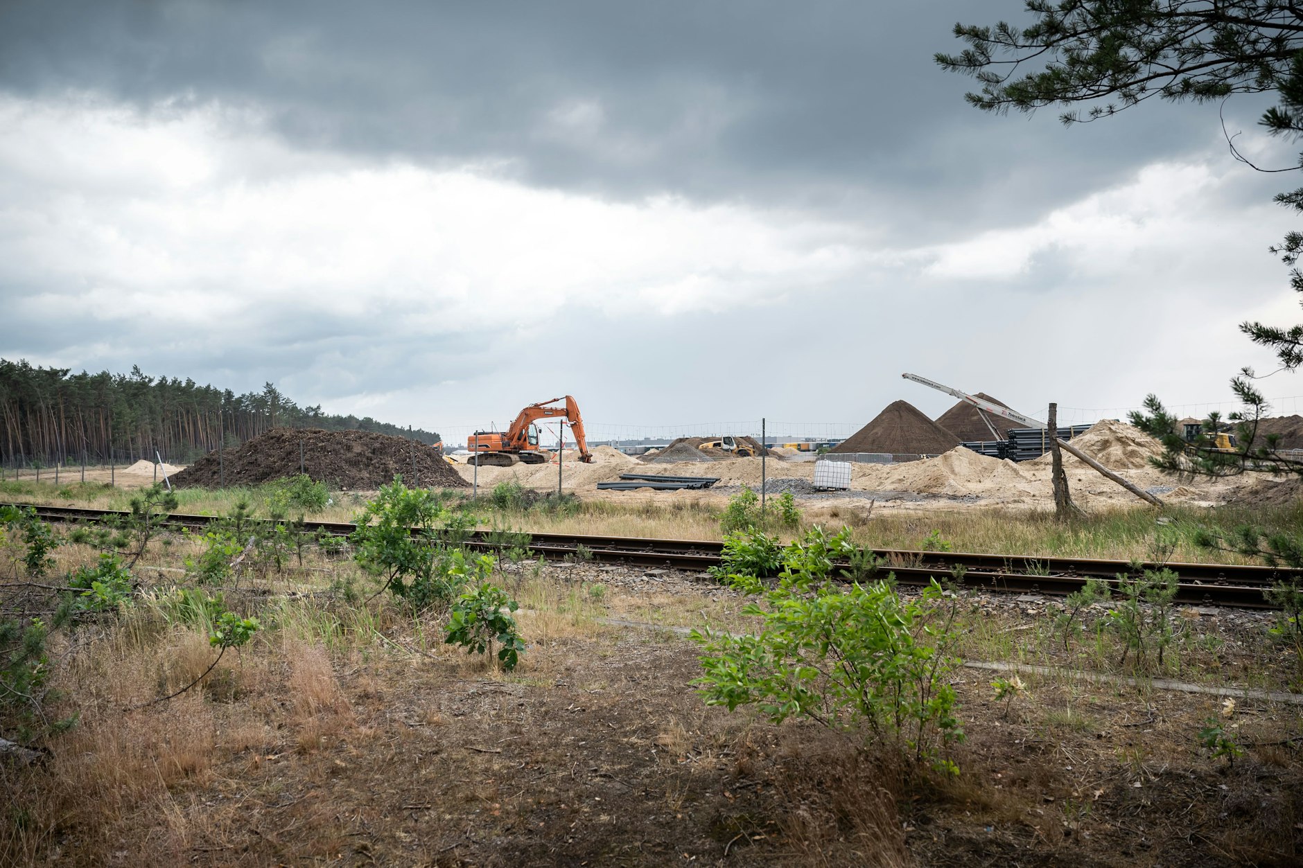 Im Dezember 2022 stimmte die Gemeindevertretung Grünheide für den Bebauungsplan der Erweiterung der Tesla-Gigafactory. Nun sind Baufahrzeuge bereits vor Ort.