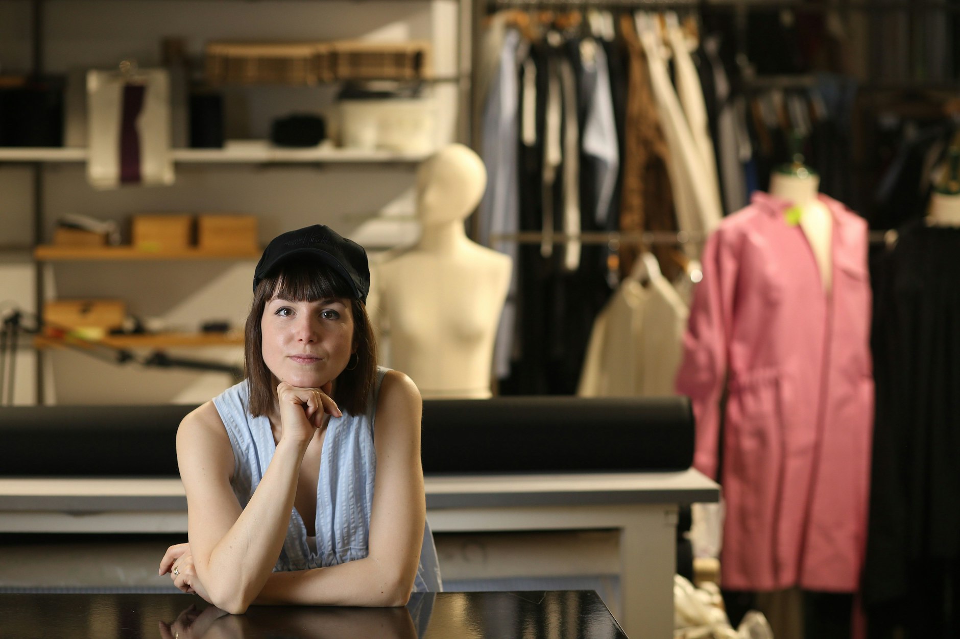 Natascha von Hirschhausen in ihrem Geschäft im Quartier 205. „Natürlich gibt es in der Straße Leerstand. Doch aus meiner Sicht ist es falsch, die Probleme vor allem der Verkehrsberuhigung anzulasten. Wir haben eine Pandemie hinter uns, über zwei Jahre hatte es der stationäre Einzelhandel auch anderswo sehr schwer“, sagt sie.