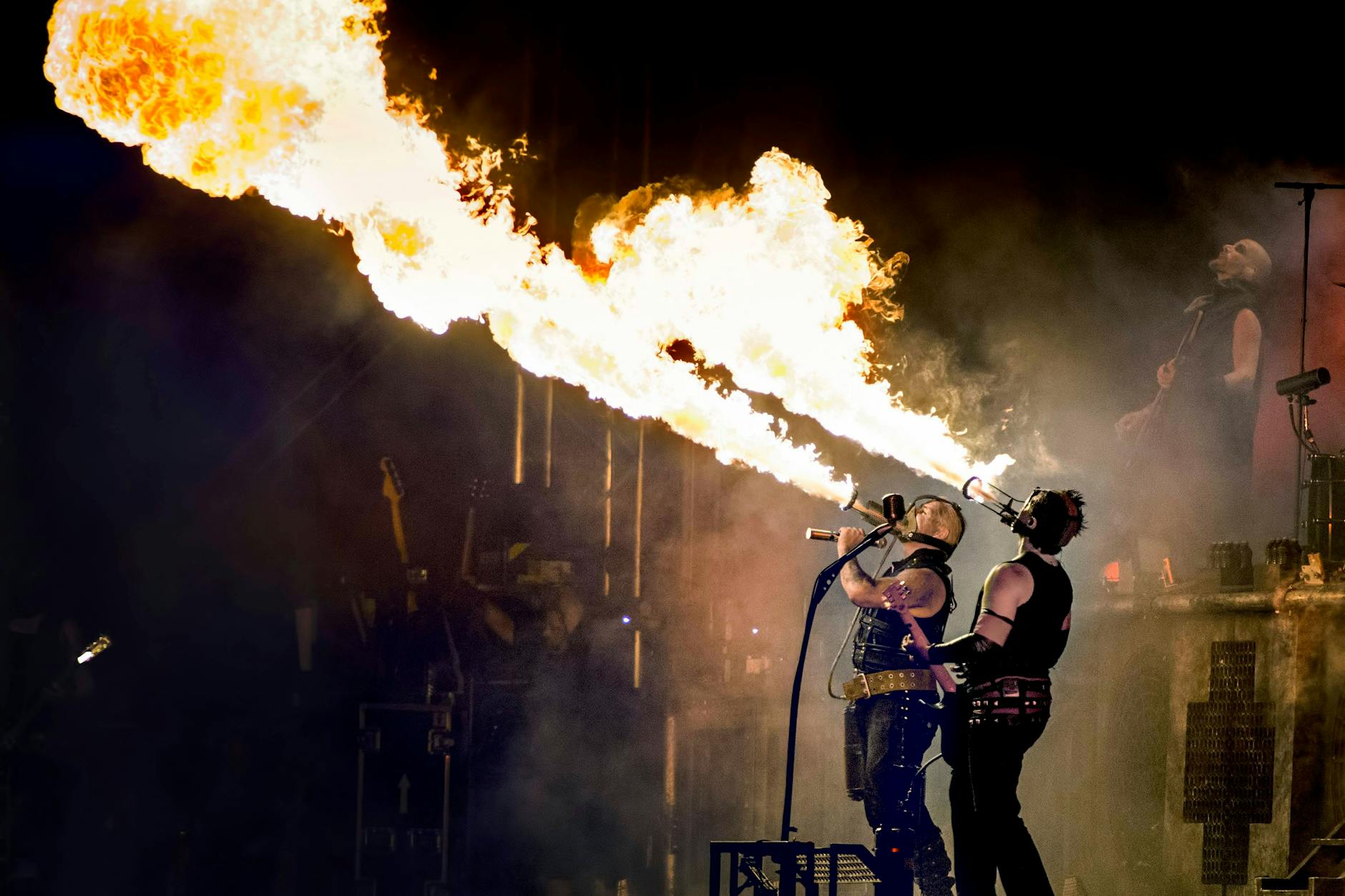 Männer-Atem: Rammstein bei einer Bühnenshow in Dänemark