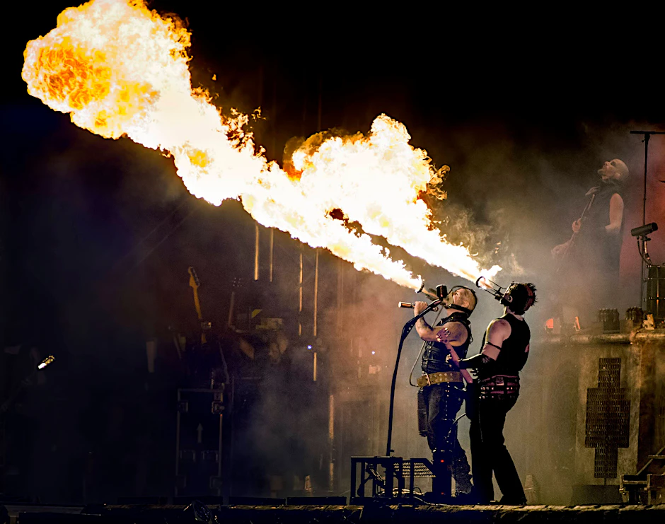 Männer-Atem: Rammstein bei einer Bühnenshow in Dänemark