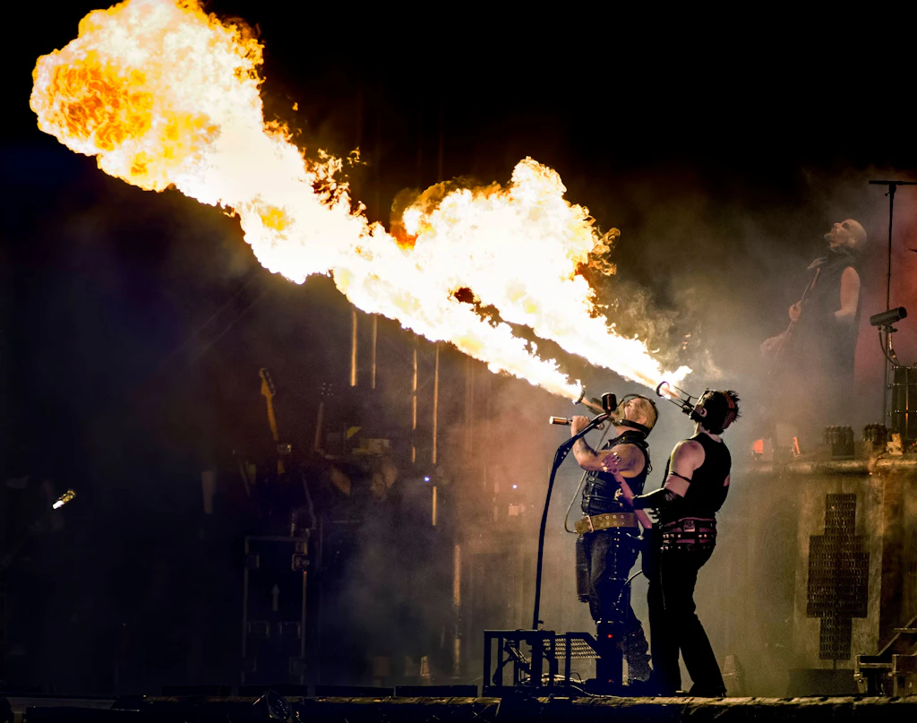 Prekäre Männlichkeit: Was folgt aus der Rammstein-Debatte?