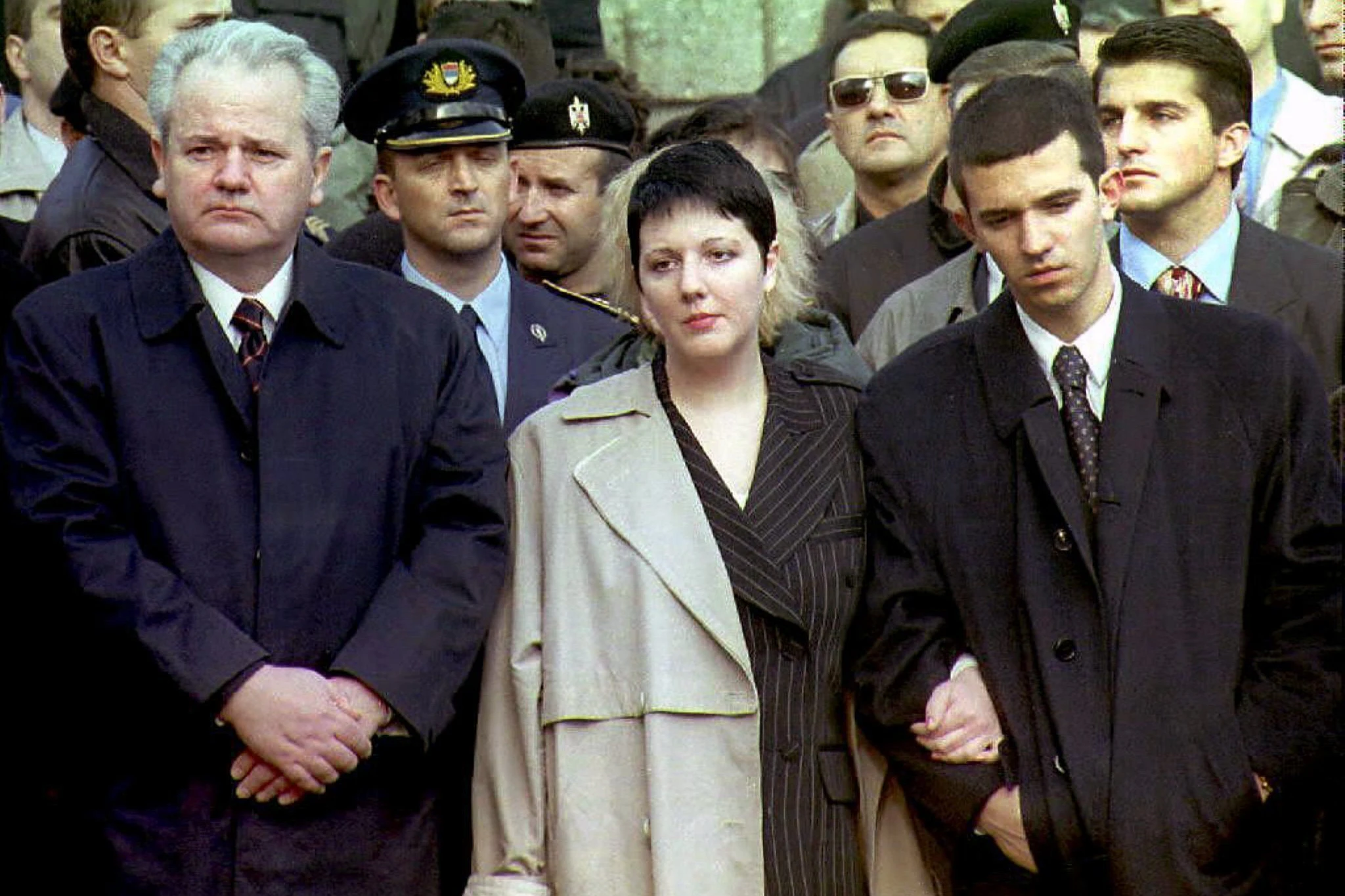Slobodan Milošević nimmt mit Tochter Marija und Sohn Marco in Belgrad an der Beerdigung des Generals Radovan Stojičić, des Chefs der serbischen Polizei, teil. (Archivfoto vom 12.04.1997)