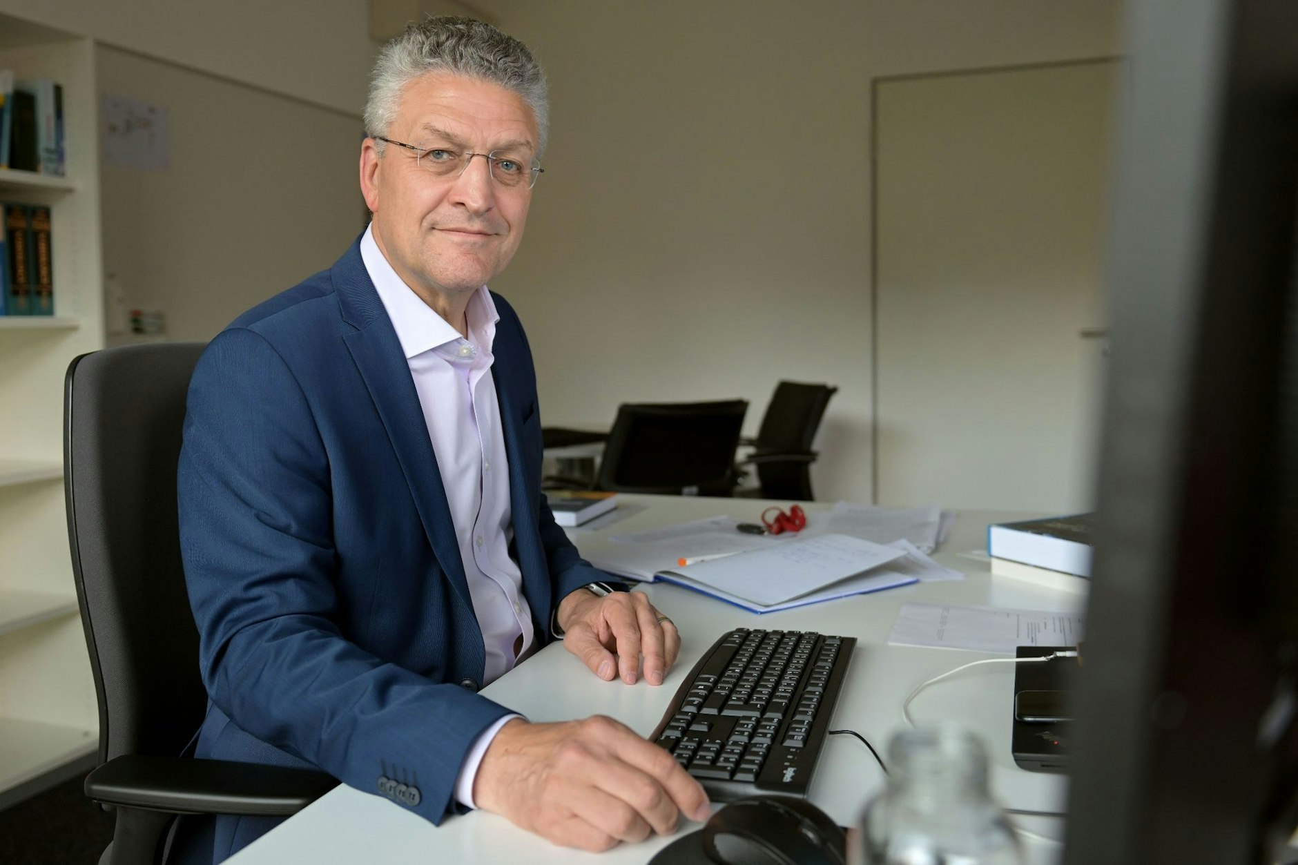 PRODUKTION - Ex-RKI-Chef Lothar Wieler sitzt an seinem Schreibtisch.  