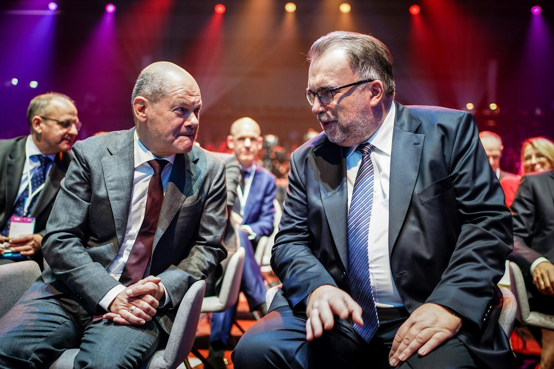19. Juni 2023, Berlin: Bundeskanzler Olaf Scholz (SPD, l.) und Siegfried Russwurm, der Präsident des Bundesverbandes der Deutschen Industrie (BDI), nehmen am Tag der Industrie (TDI) teil. Jährlich treffen sich ranghohe Vertreter aus Politik und Wirtschaft auf der Veranstaltung des BDI.&nbsp;