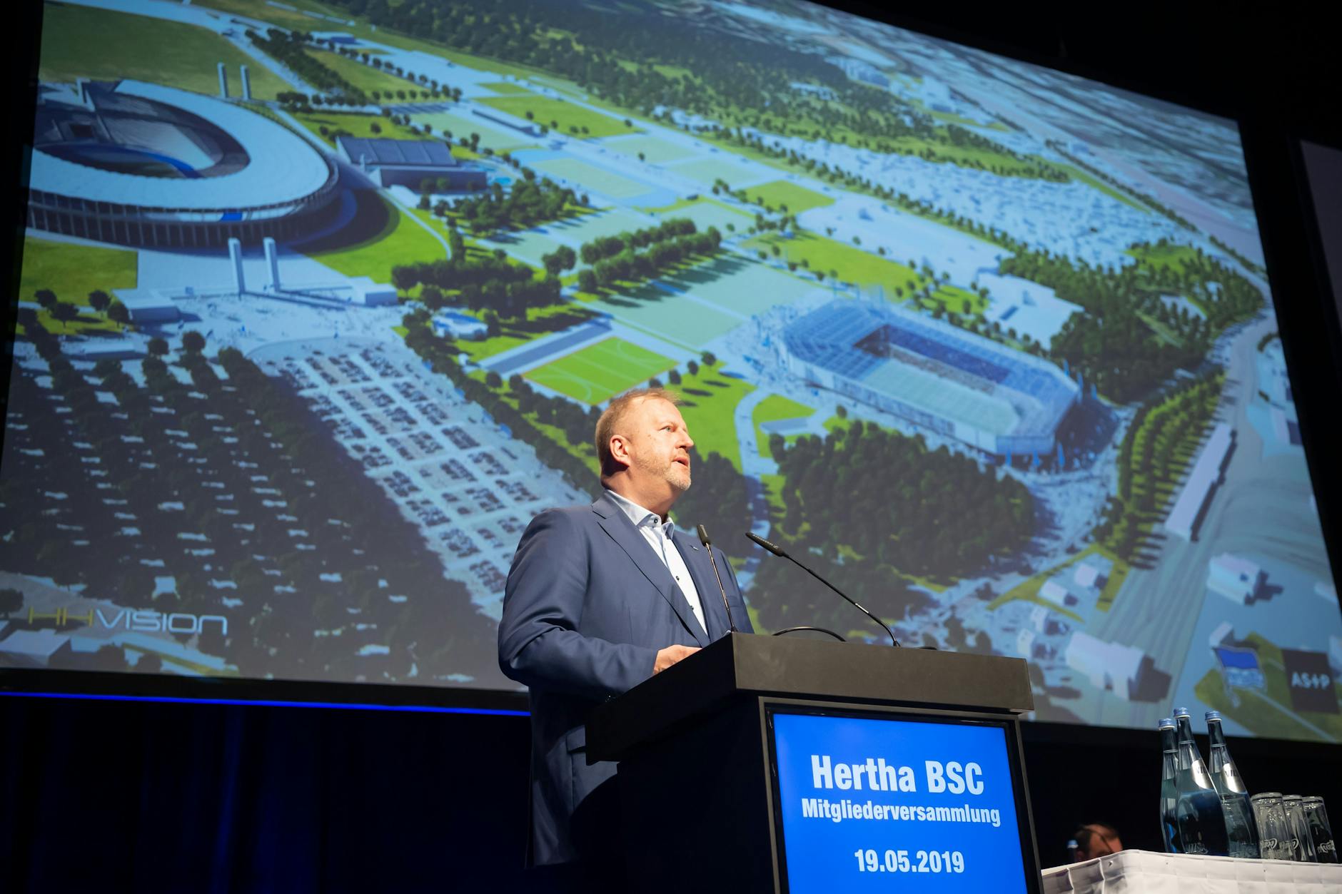 Geschäftsführer Ingo Schiller hält eine Rede auf Herthas Mitgliederversammlung am 19. Mai 2019, spricht über die Stadionpläne des Vereins.