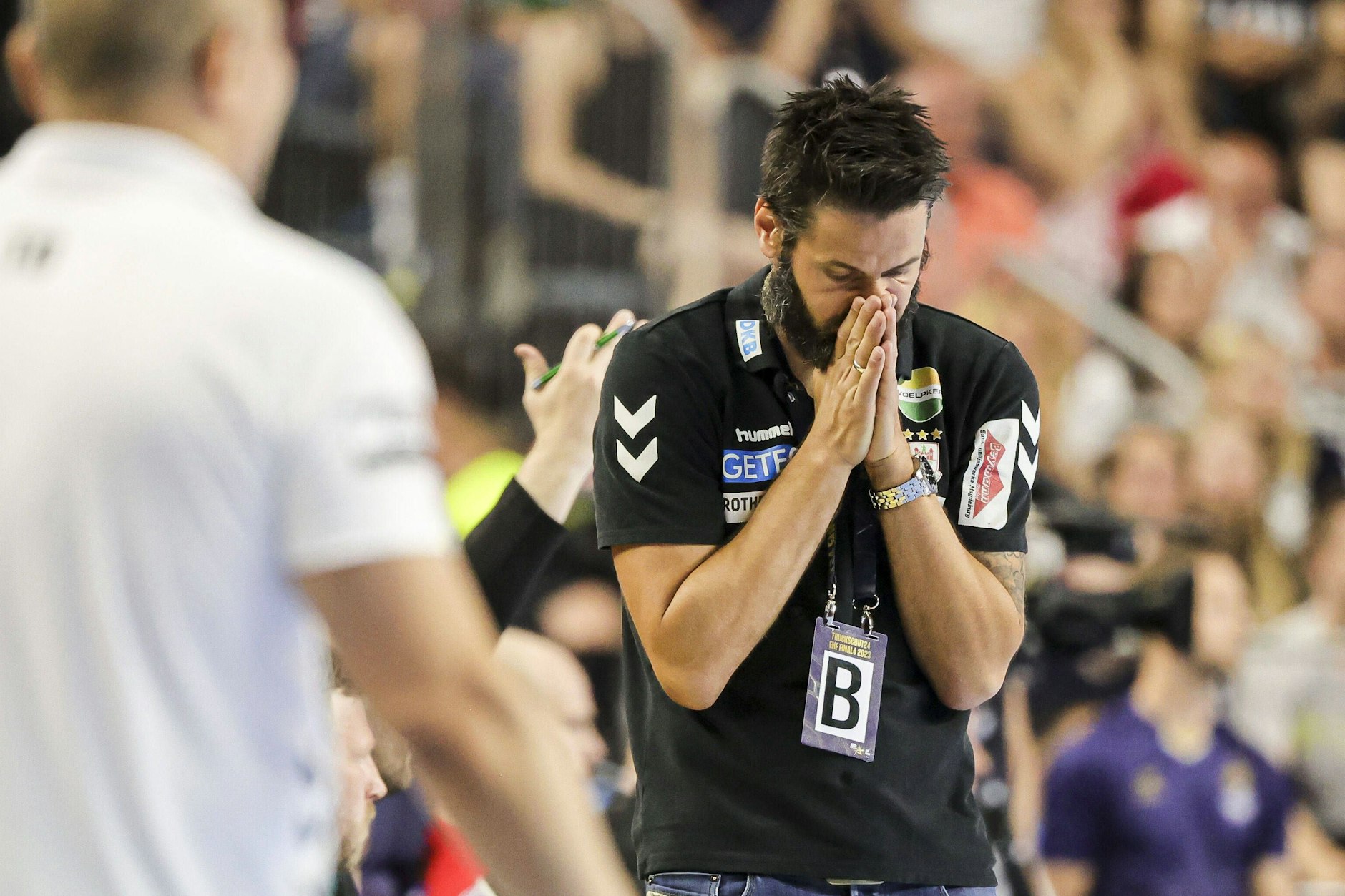 Magdeburg-Trainer Bennet Wiegert ist während des medizinischen Notfalleinsatzes in der Halle Handball kurz mal völlig egal. 