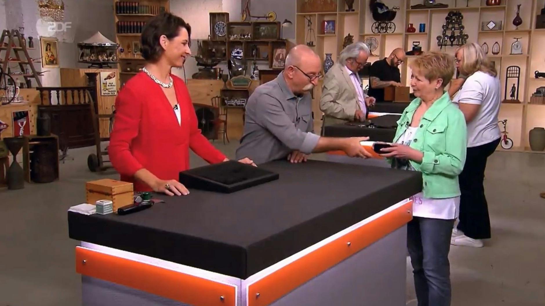 „Bares für Rares“-Expertin Wendela Horz verrät alles, was man zu dem Armreif wissen muss.