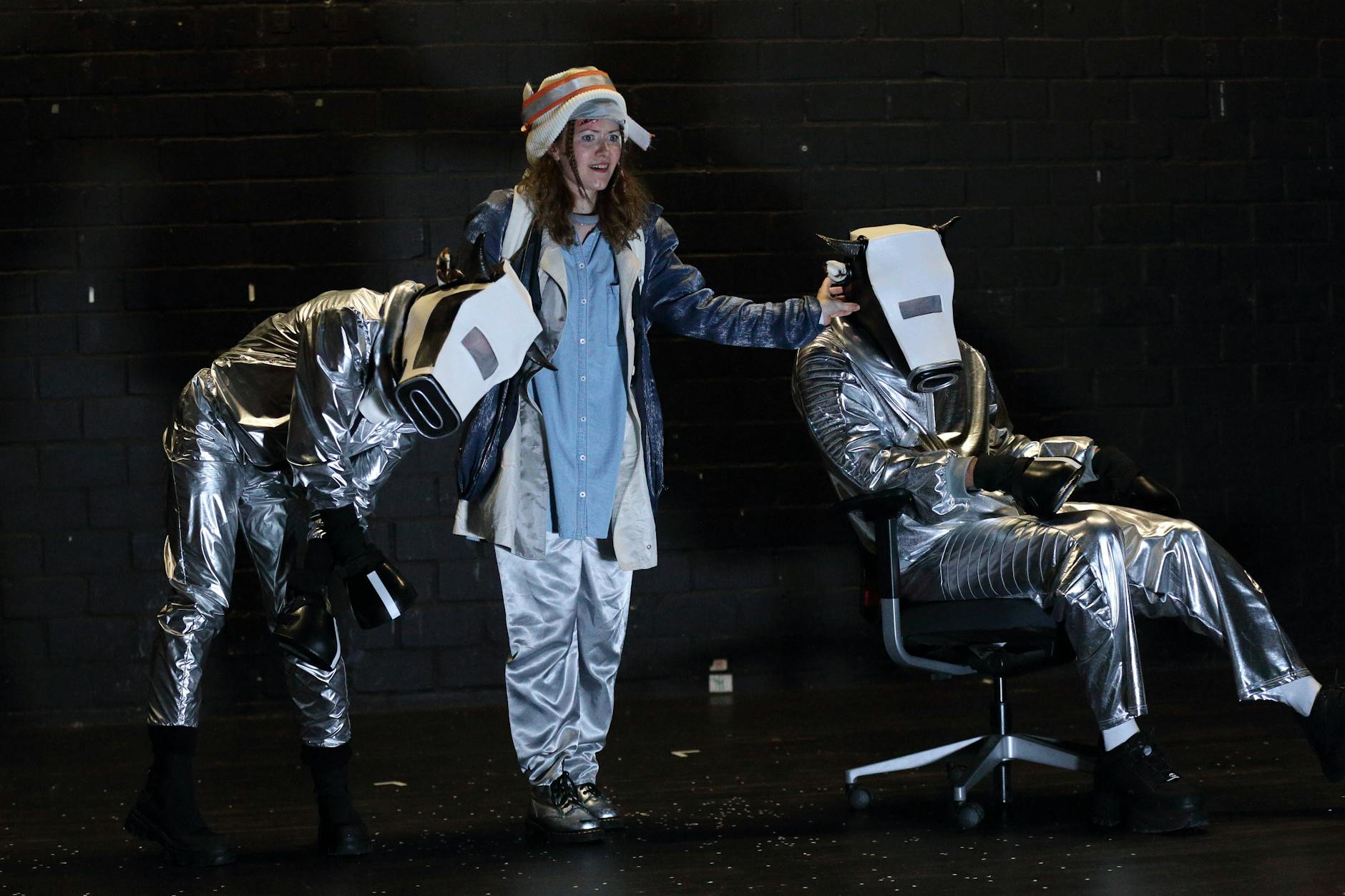 Lisa Klabunde (M.) mit Killerkühen (Regine Seidler und Daniel Pohlen) in Kirsten Fuchs’ „Der Bus brennt“ im Grips-Theater am Hansaplatz