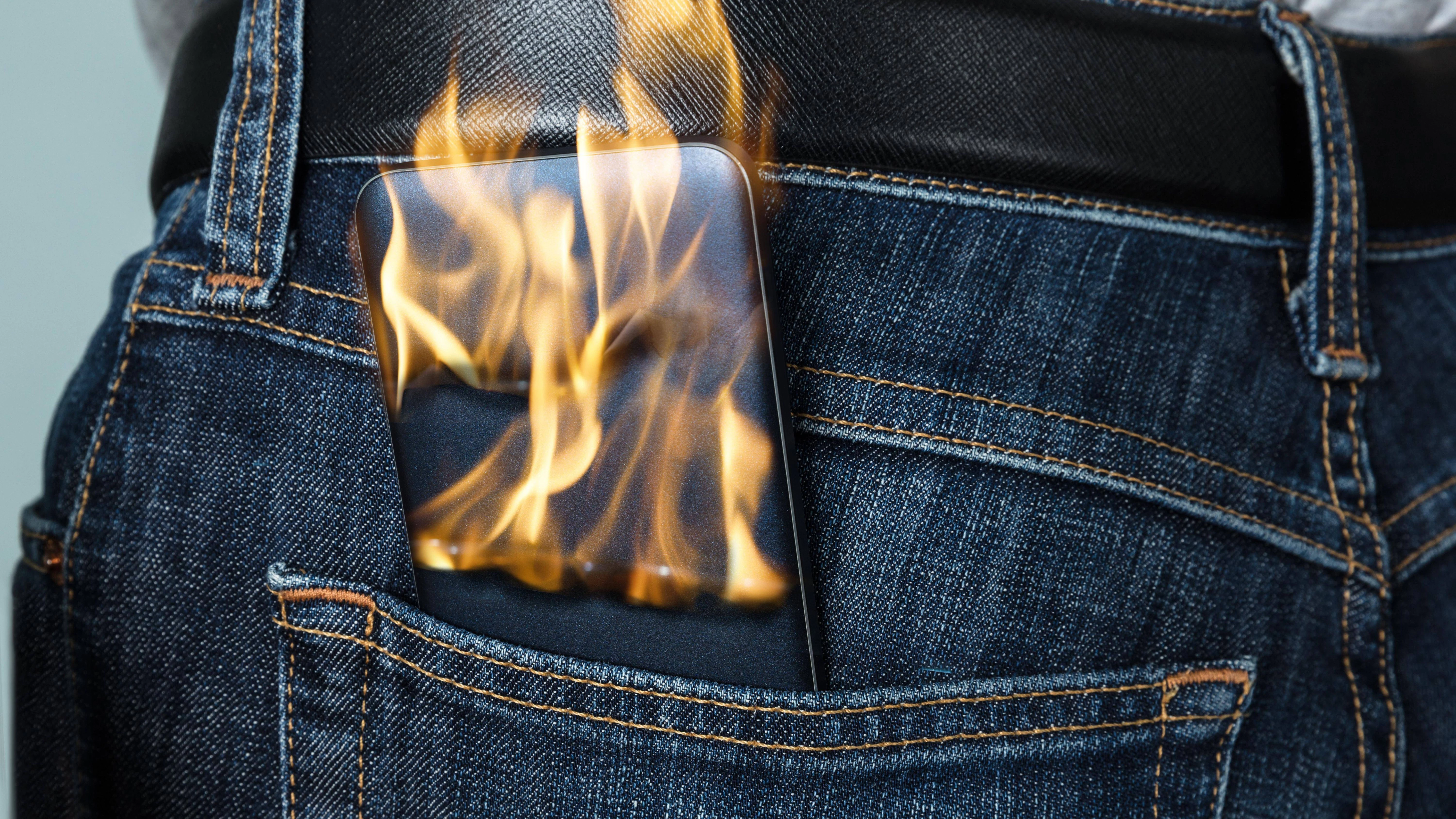 Im Sommer sollte man das Handy nicht in die Hosentasche tun, es wird viel zu heiß und könnte durchs Schwitzen feucht werden.