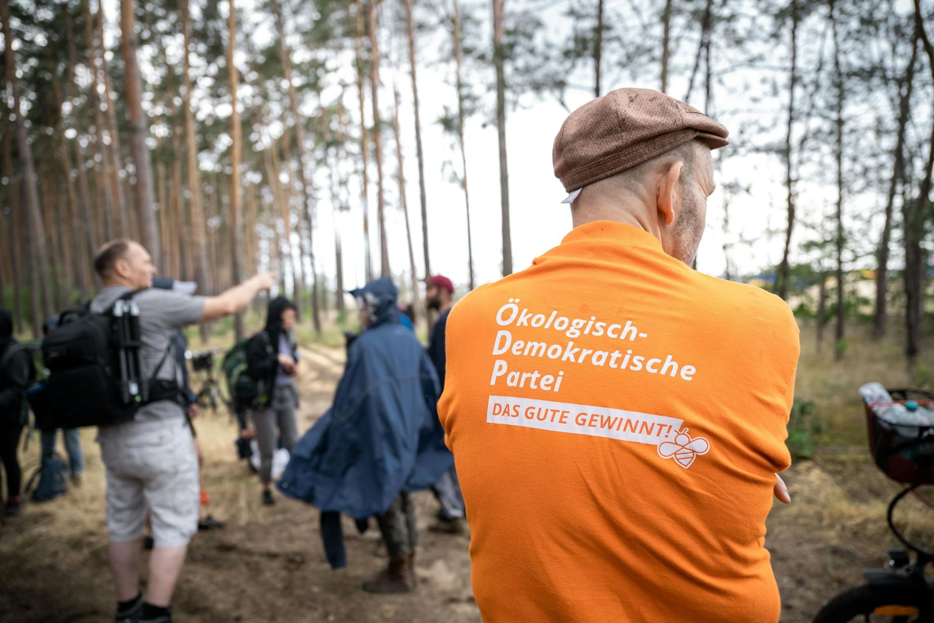 Thomas Löb, Brandenburger Landesvorsitzender der Ökologisch-Demokratischen Partei, auf einem Spaziergang im Wald bei der Tesla-Gigafactory in Grünheide.